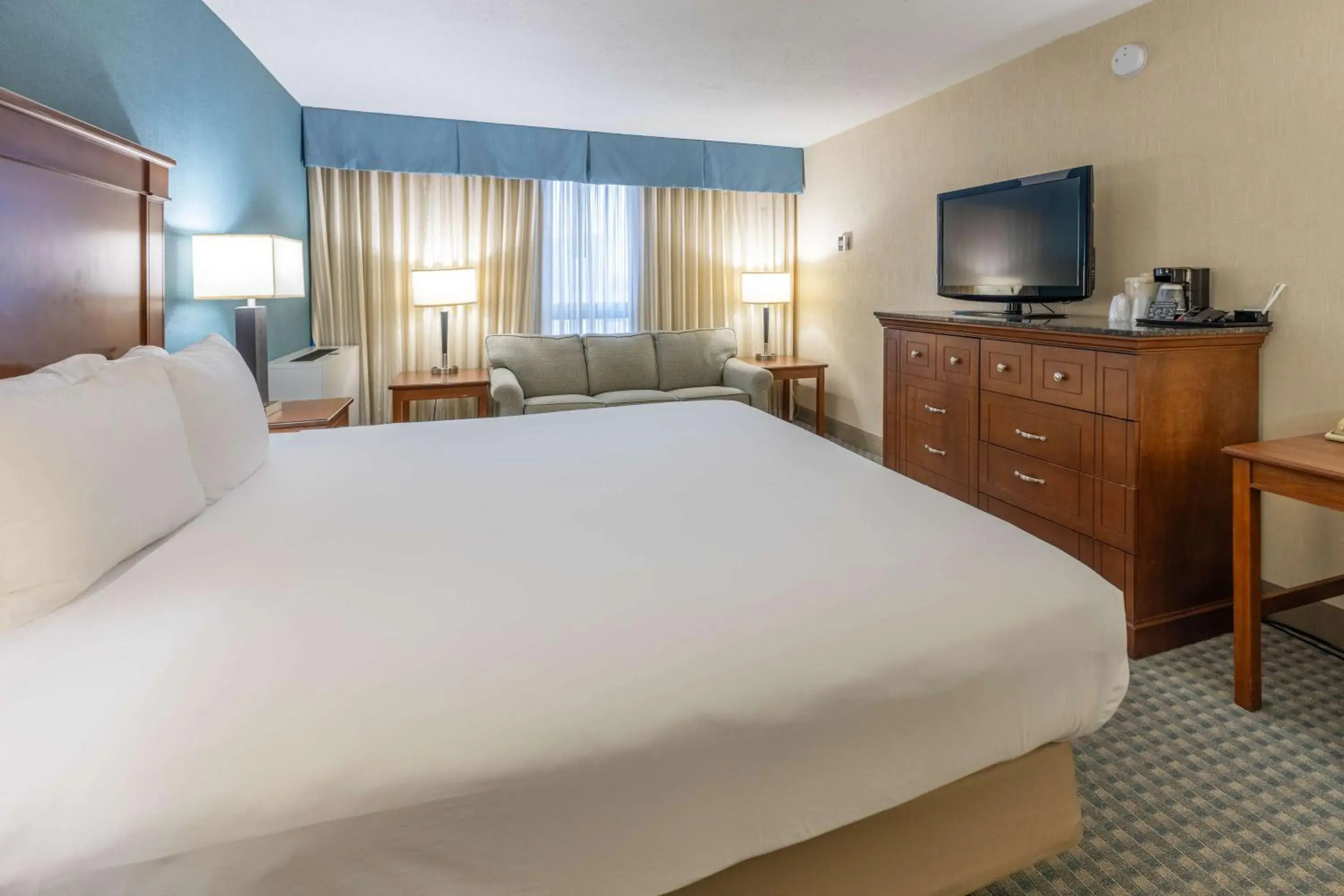 Superior King Room with Sofa Bed in Pear Tree Inn St. Louis Near Union Station Superior King Room with Sofa Bed in Pear Tree Inn St. Louis Near Union Station