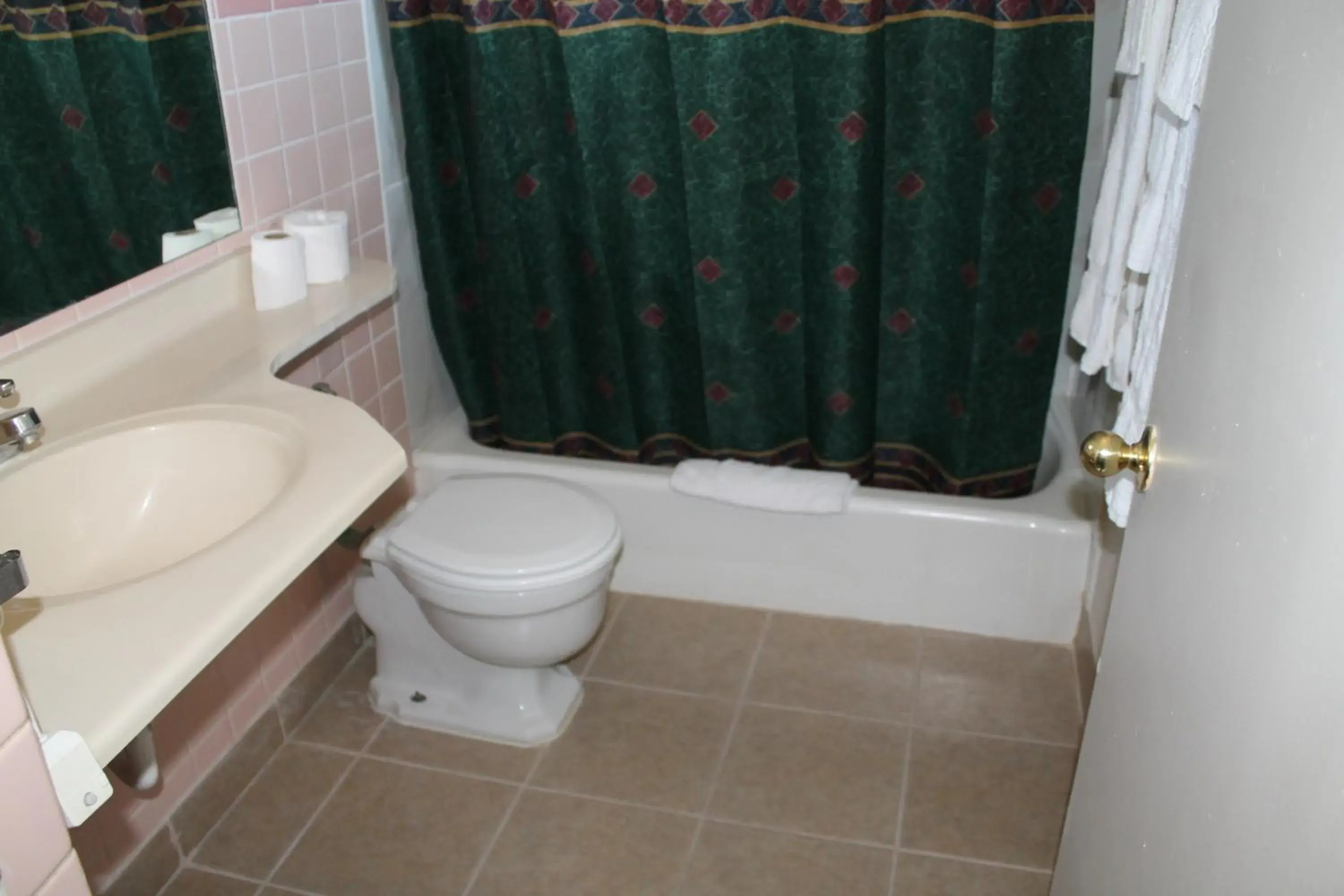 Double Room with Two Double Beds - Smoking in American Motor Inn - Rock Island Double Room with Two Double Beds - Smoking in American Motor Inn - Rock Island