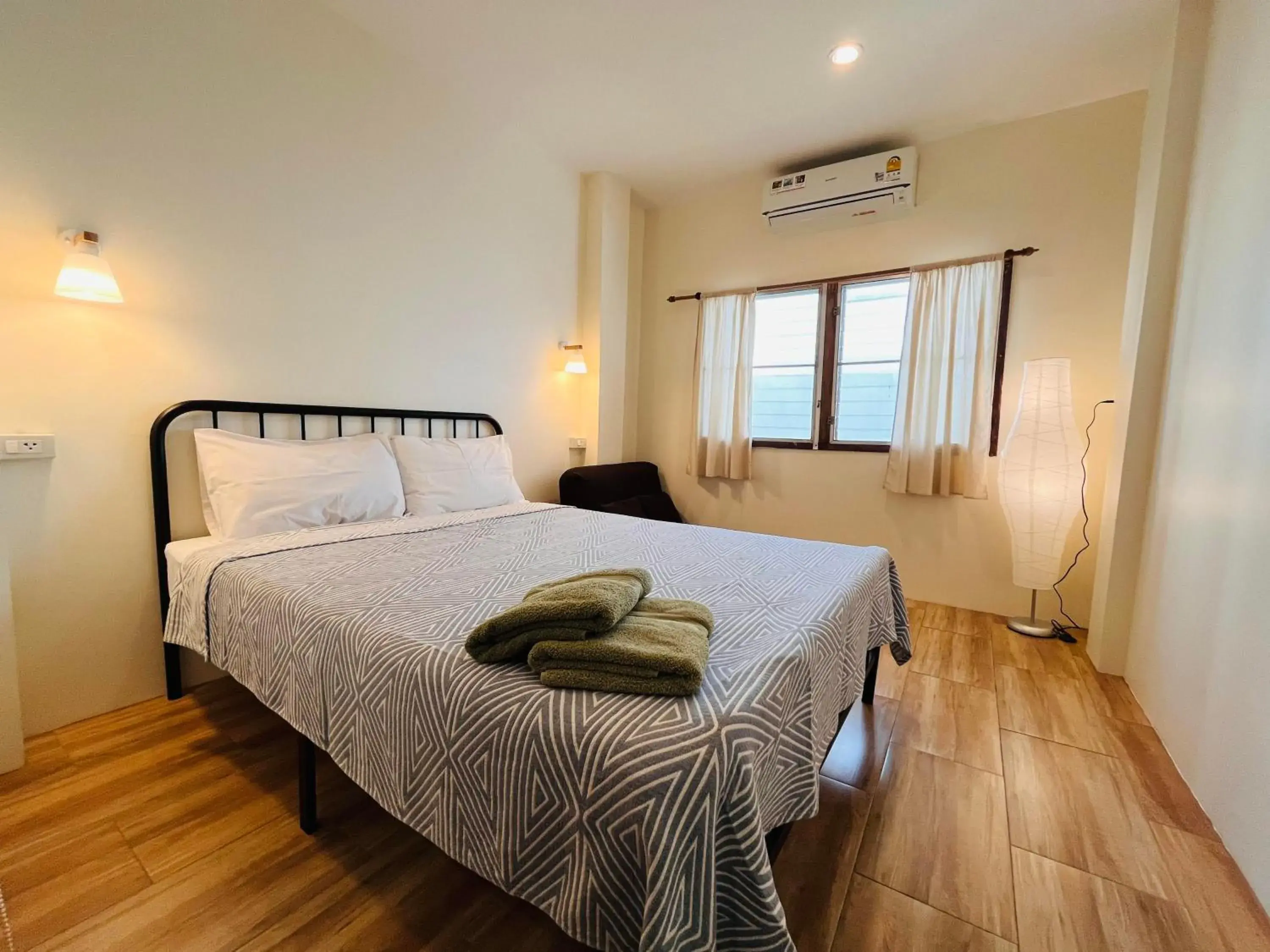 Double Room with Shared Bathroom in Number 4 Old Town Double Room with Shared Bathroom in Number 4 Old Town