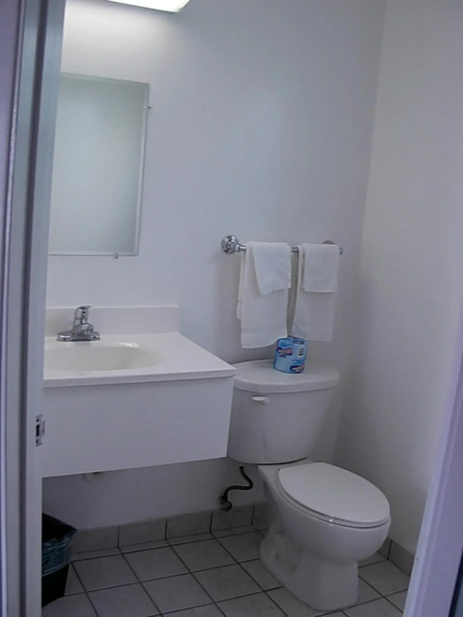 Double Room with Two Double Beds - single occupancy - Smoking in Economy Inn Double Room with Two Double Beds - single occupancy - Smoking in Economy Inn