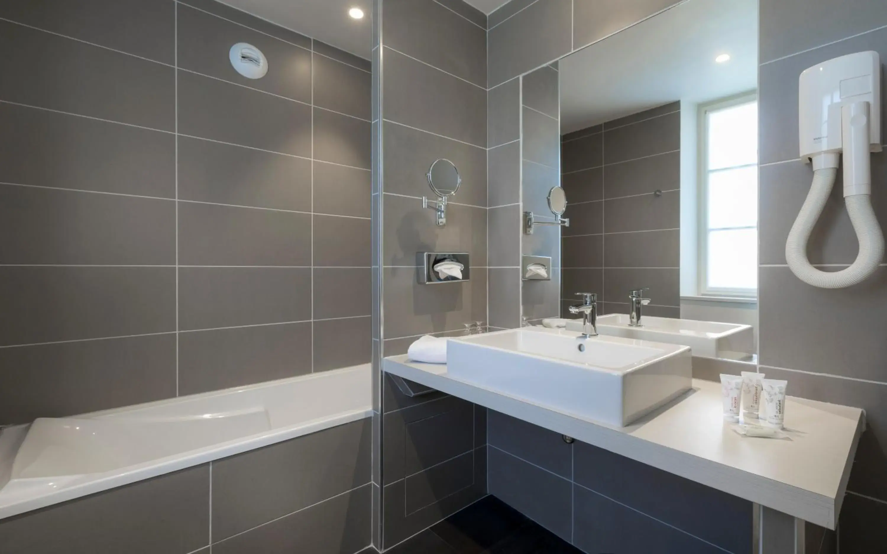 Comfort Double Room in Residence The Originals Demeure des Remparts Comfort Double Room in Residence The Originals Demeure des Remparts