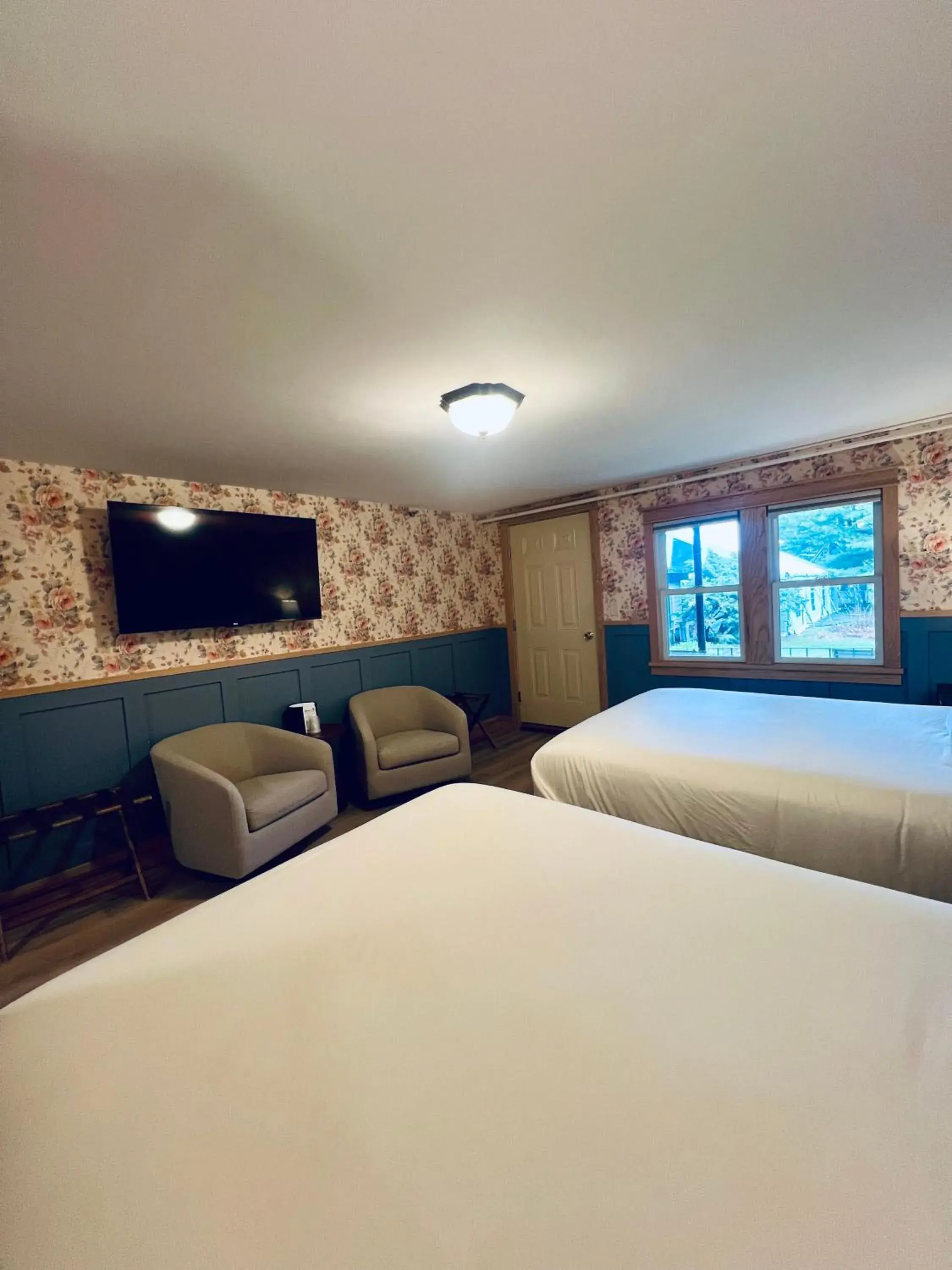 Double or Twin Room with Mountain View in Stonehurst Manor Breakfast & Dinner Included Double or Twin Room with Mountain View in Stonehurst Manor Breakfast & Dinner Included