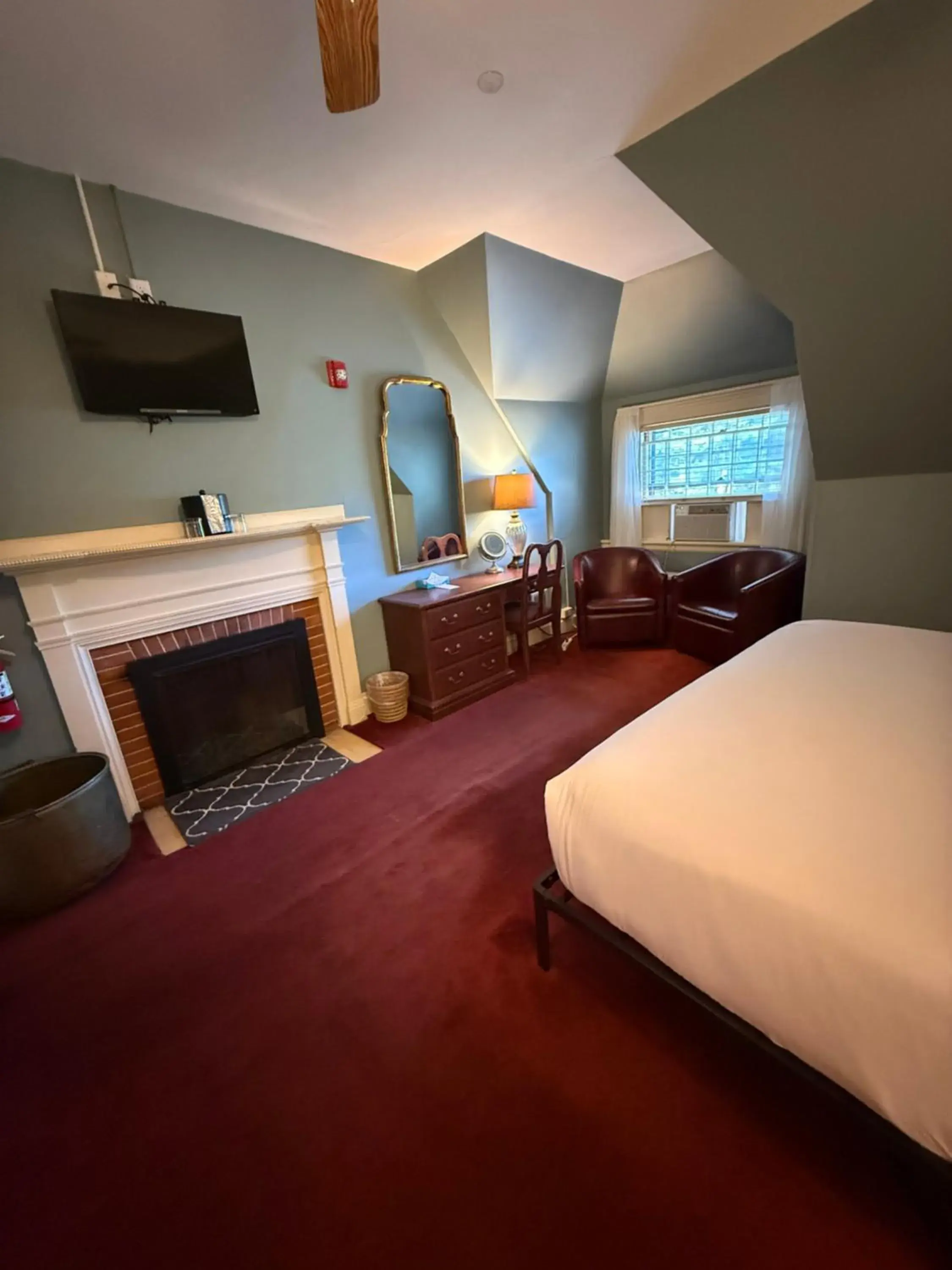 Superior King Room in Stonehurst Manor Breakfast & Dinner Included Superior King Room in Stonehurst Manor Breakfast & Dinner Included