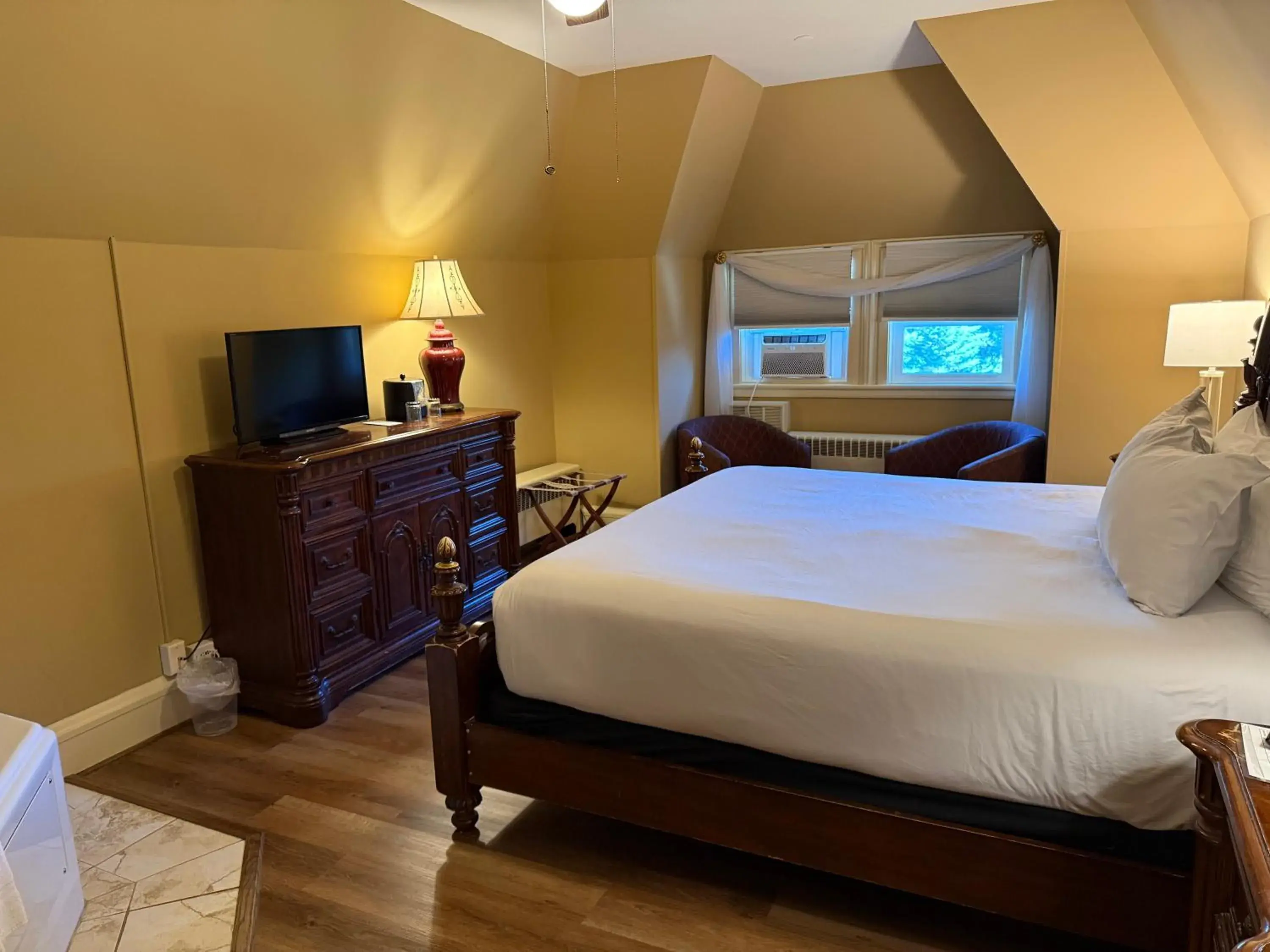King Room with Spa Bath in Stonehurst Manor Breakfast & Dinner Included King Room with Spa Bath in Stonehurst Manor Breakfast & Dinner Included