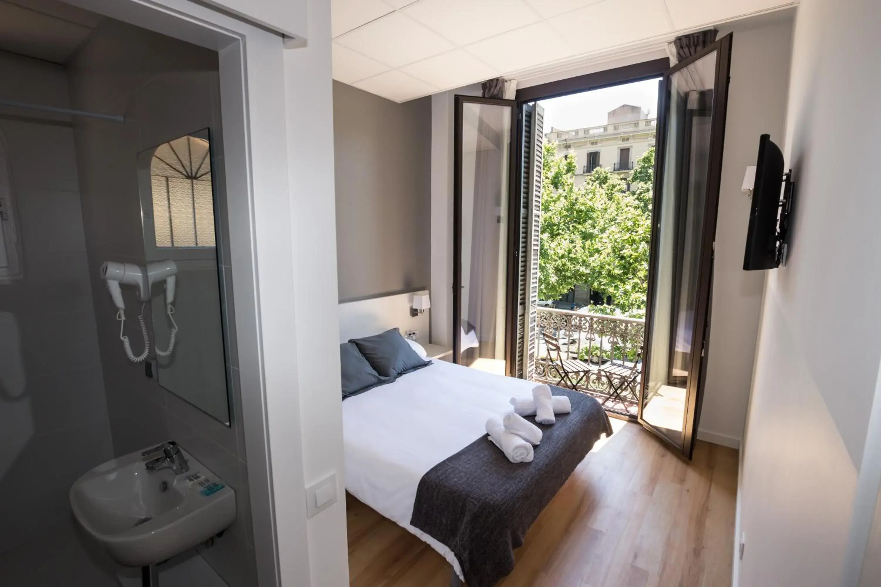 Double Room with Balcony in Hostalin Barcelona Gran Via Double Room with Balcony in Hostalin Barcelona Gran Via