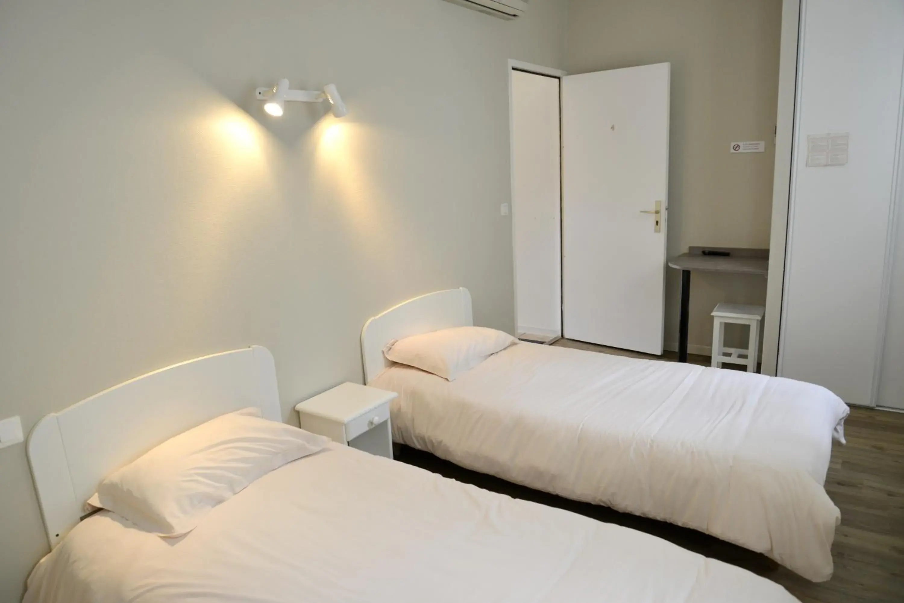 Twin Room with Bathroom in Hôtel Des Arceaux Twin Room with Bathroom in Hôtel Des Arceaux