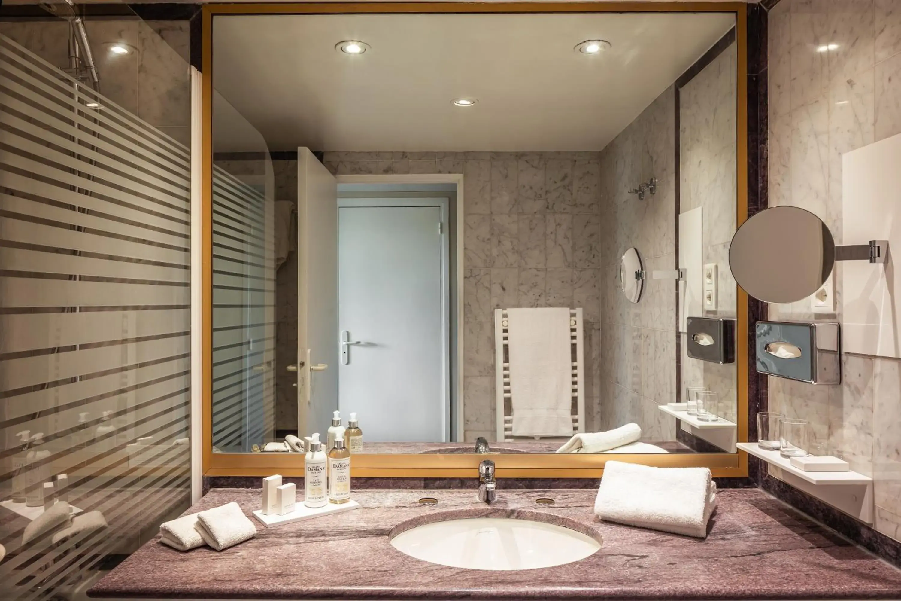 Superior Double Room in Royal Garden Champs-Élysées Superior Double Room in Royal Garden Champs-Élysées