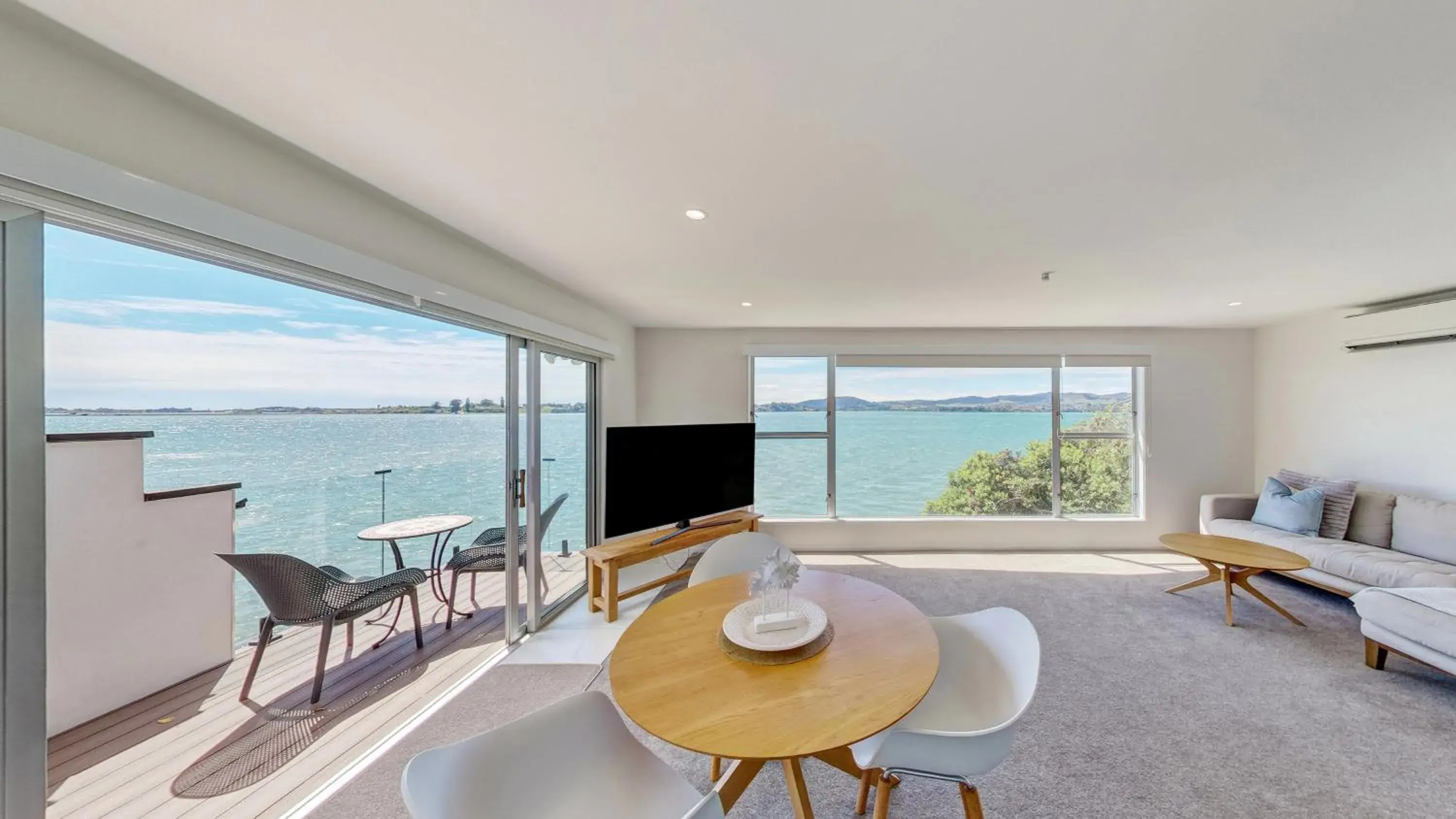 One-Bedroom Apartment with Balcony and Water View in Harbour View Motel and Waterfront Apartments One-Bedroom Apartment with Balcony and Water View in Harbour View Motel and Waterfront Apartments