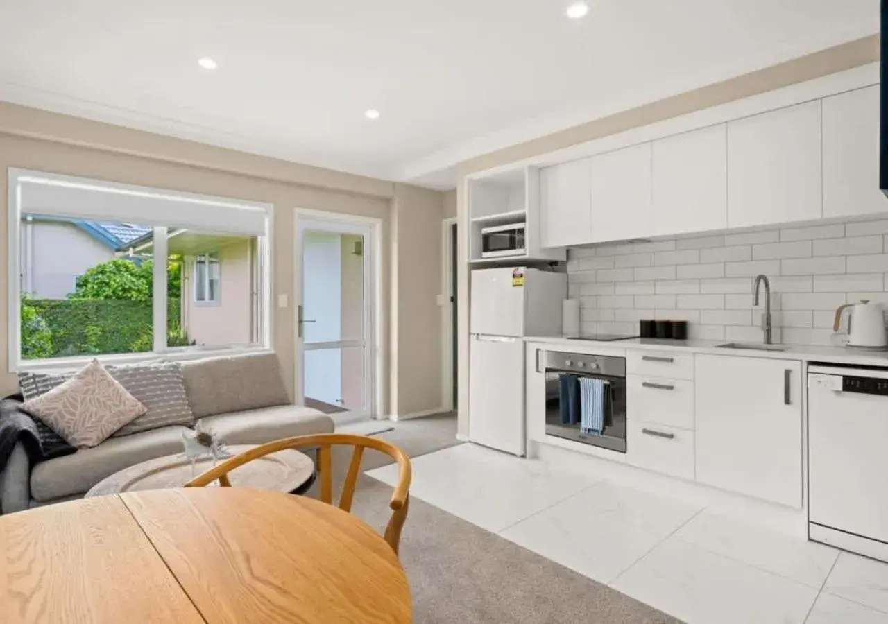 Two-Bedroom Deluxe Apartment with Garden View in Harbour View Motel and Waterfront Apartments Two-Bedroom Deluxe Apartment with Garden View in Harbour View Motel and Waterfront Apartments