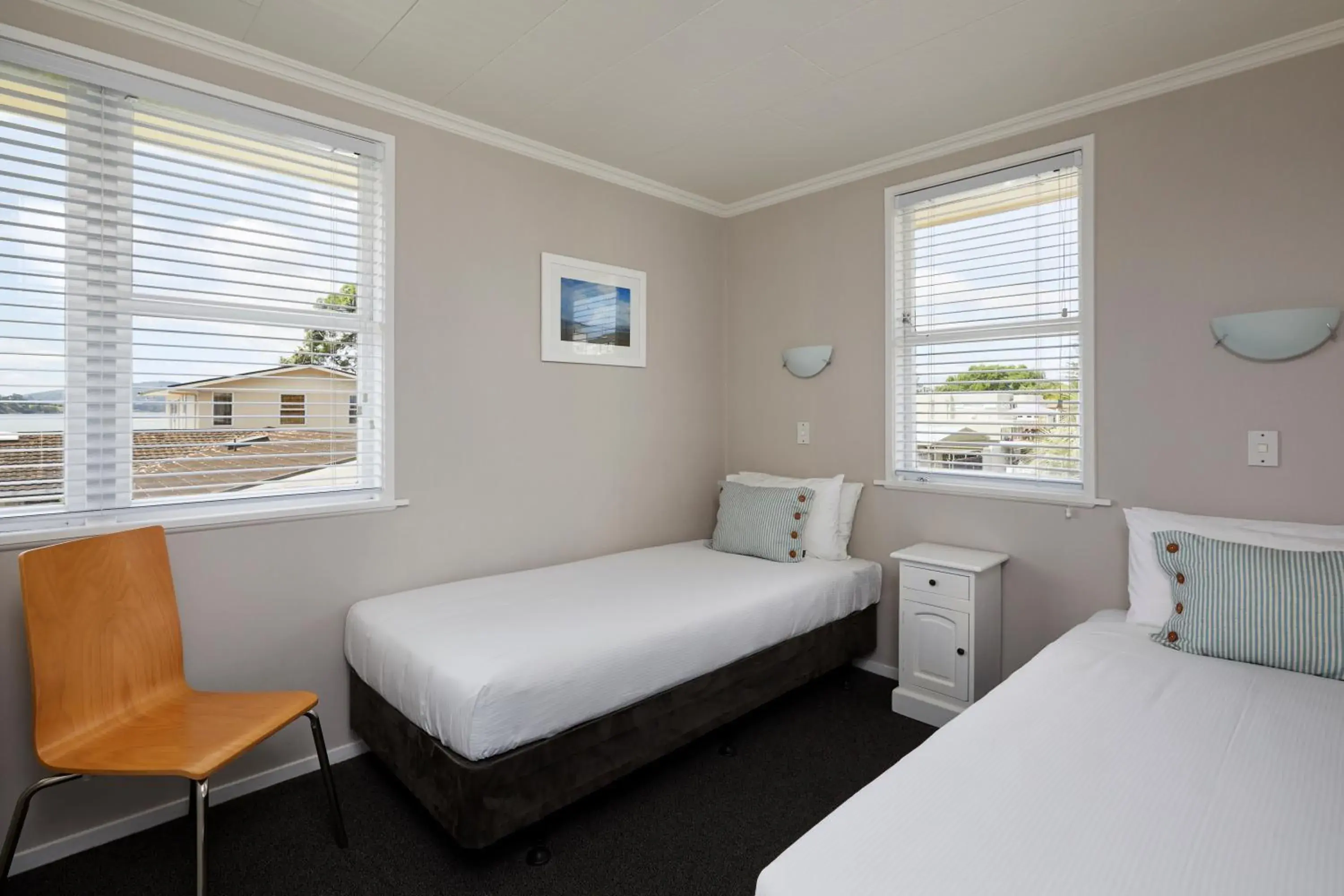 One-Bedroom Apartment 2 with Harbor Views - Upstairs in Harbour View Motel and Waterfront Apartments One-Bedroom Apartment 2 with Harbor Views - Upstairs in Harbour View Motel and Waterfront Apartments