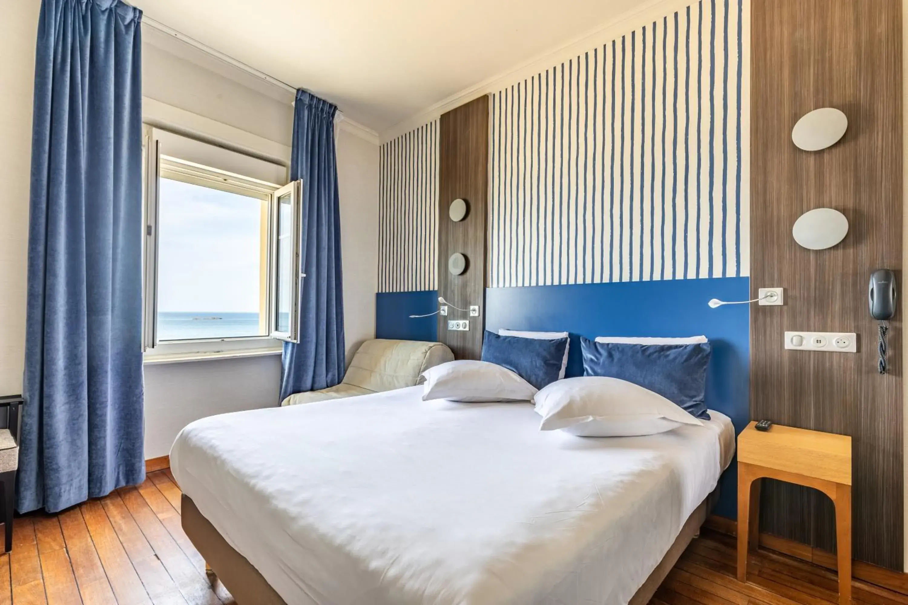 Superior Double Room with Sea View in Hotel Kyriad Saint Malo Centre Plage Superior Double Room with Sea View in Hotel Kyriad Saint Malo Centre Plage