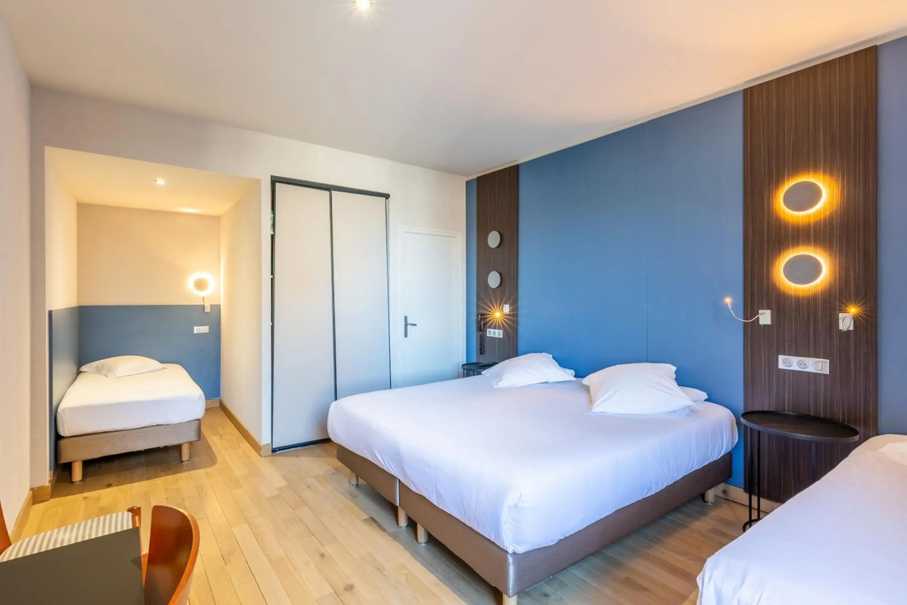 Non Sea View Quadruple Room in Hotel Kyriad Saint Malo Centre Plage Non Sea View Quadruple Room in Hotel Kyriad Saint Malo Centre Plage