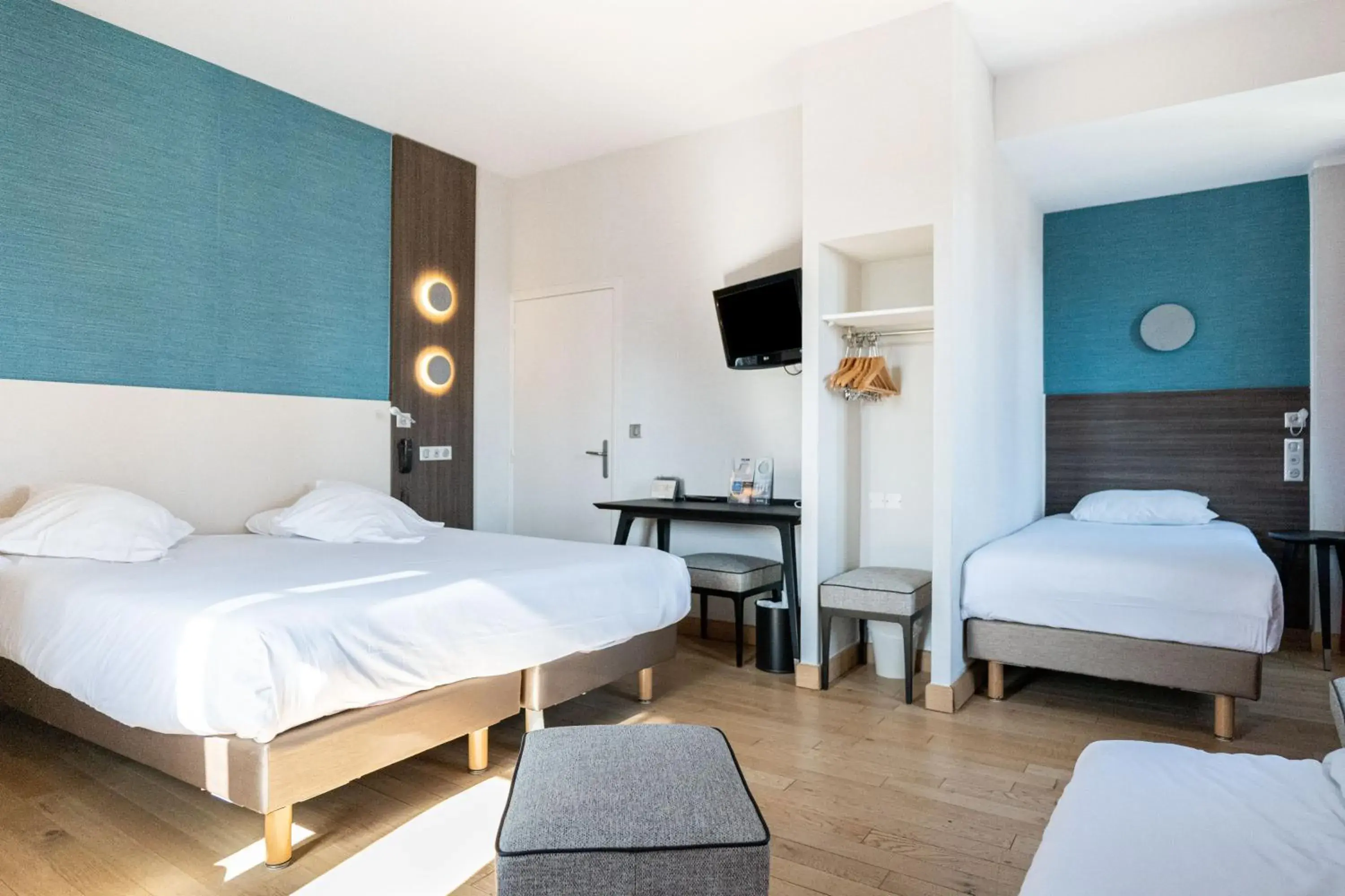 Non Sea View Quintuple Room in Hotel Kyriad Saint Malo Centre Plage Non Sea View Quintuple Room in Hotel Kyriad Saint Malo Centre Plage