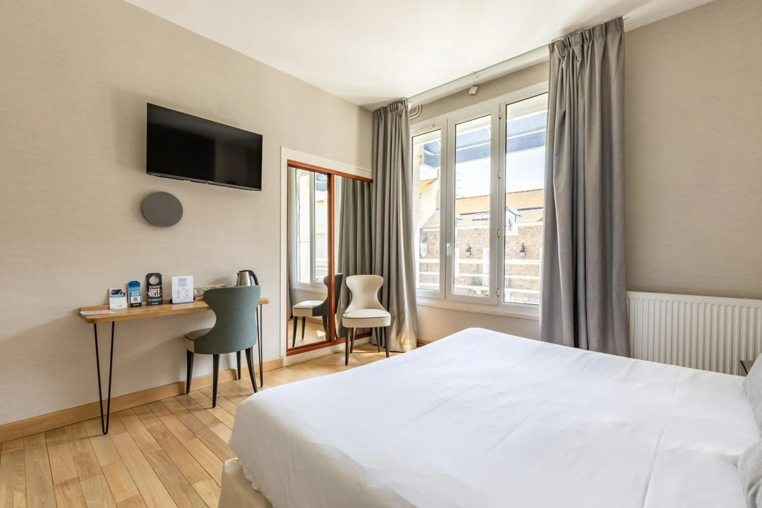 Non Sea View Double or Twin Standard Room in Hotel Kyriad Saint Malo Centre Plage Non Sea View Double or Twin Standard Room in Hotel Kyriad Saint Malo Centre Plage
