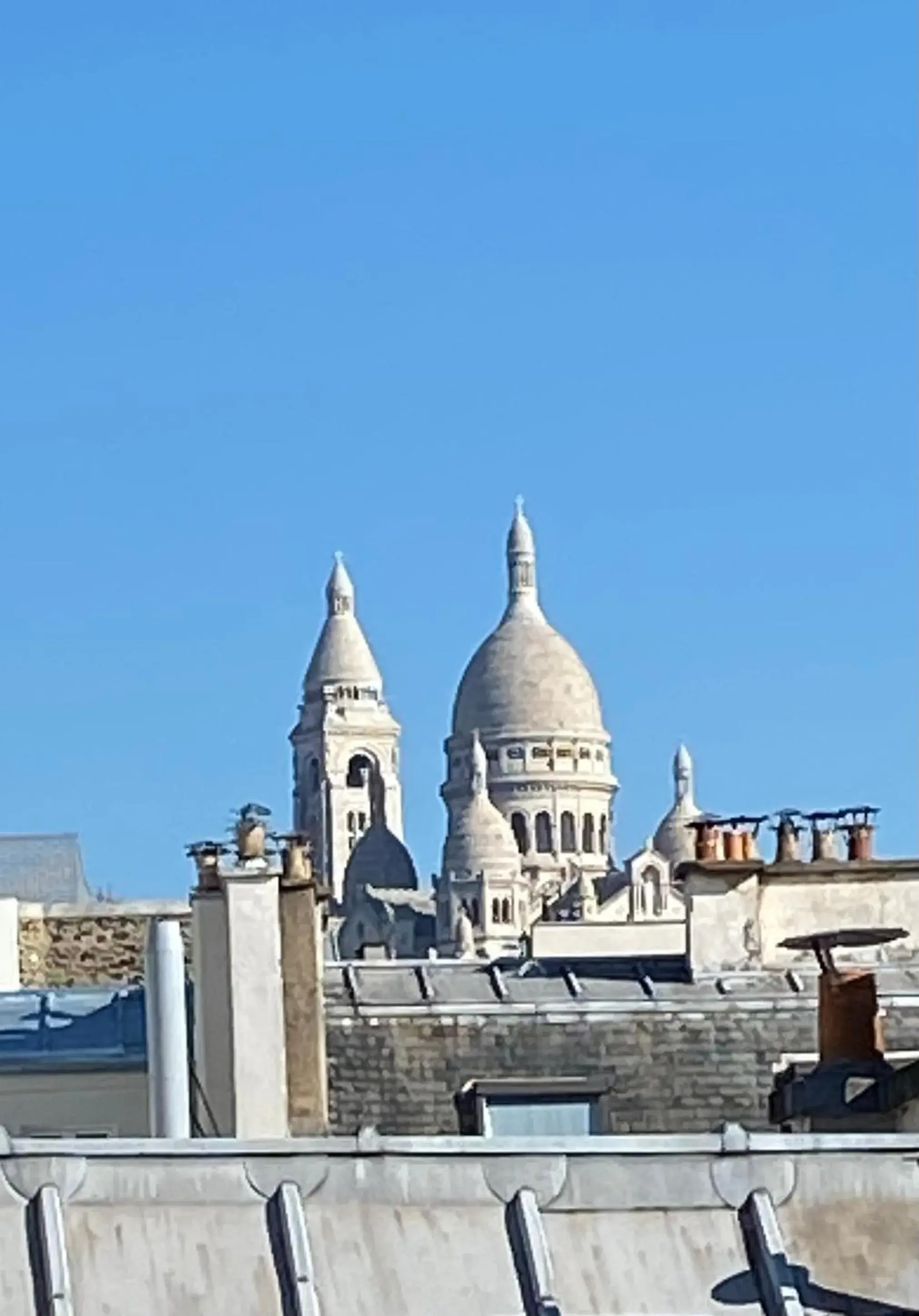 Deluxe Room with View of Sacré-Coeur in Hôtel des 3 Poussins Deluxe Room with View of Sacré-Coeur in Hôtel des 3 Poussins