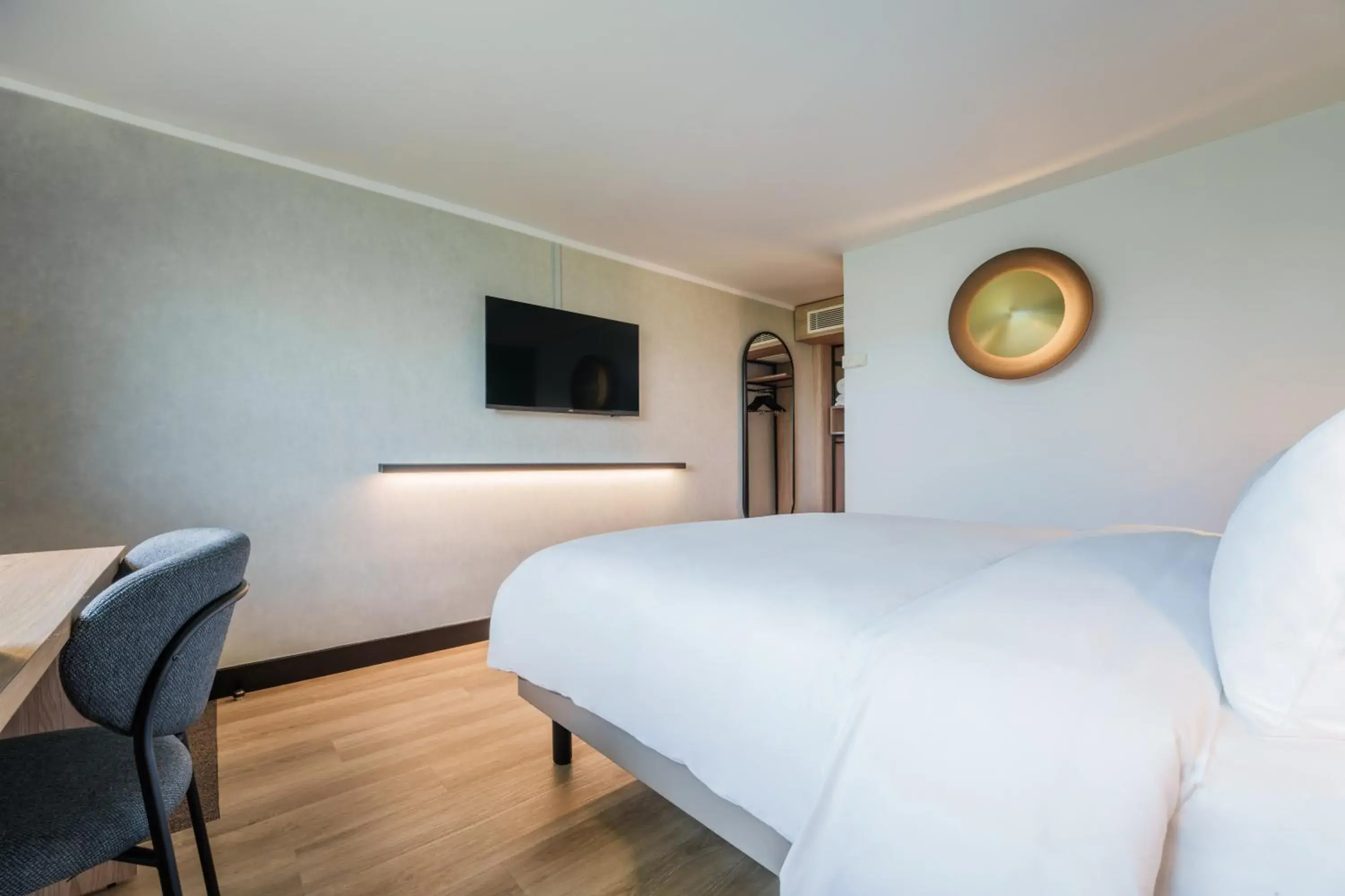 Two Connecting Standard Rooms with One Queen Bed and Two Single Beds in Campanile PRIME - Lyon Ouest Tassin Two Connecting Standard Rooms with One Queen Bed and Two Single Beds in Campanile PRIME - Lyon Ouest Tassin