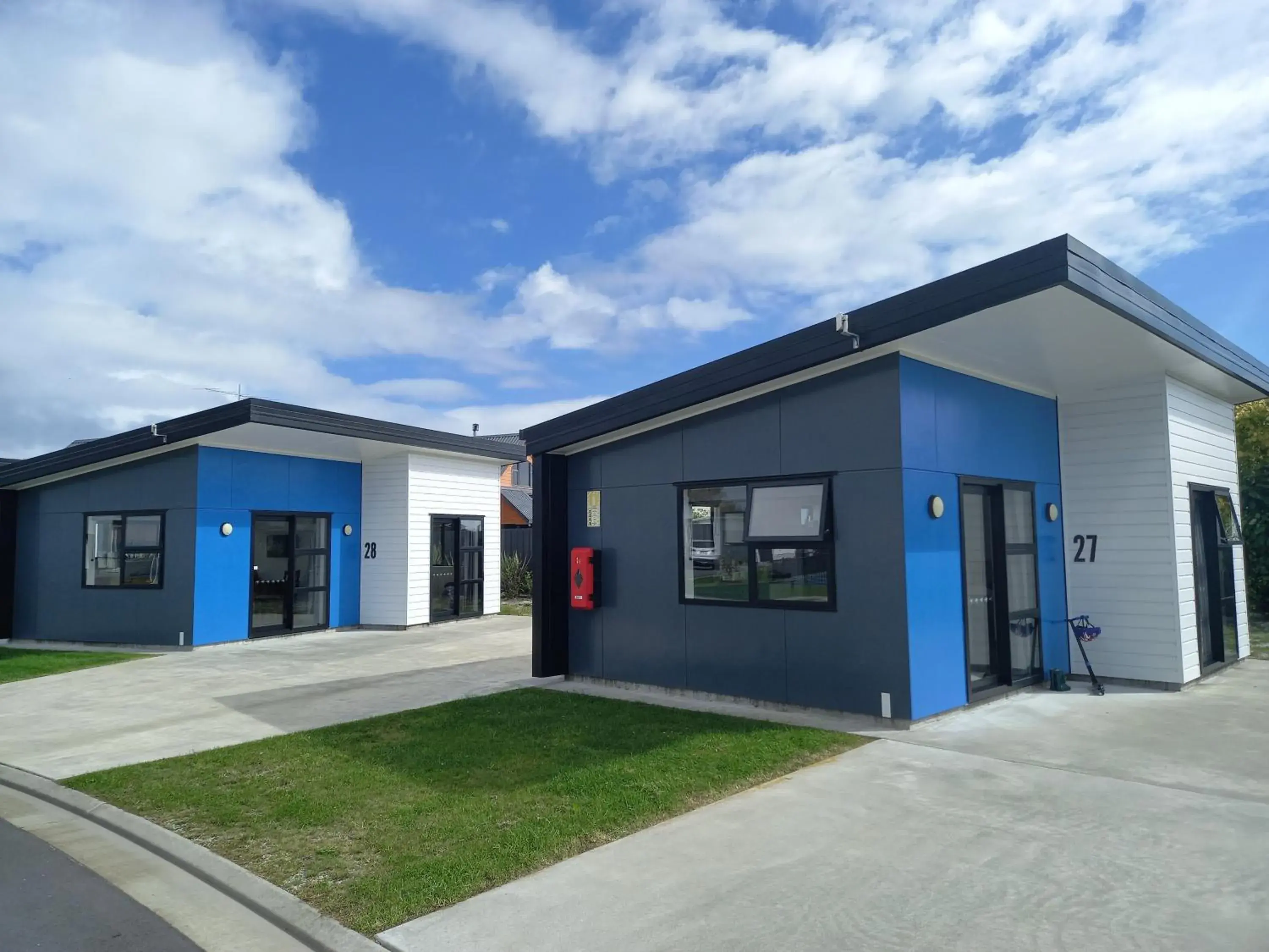 One Bedroom Queen Motel Unit in Hokitika's Kiwi Holiday Park and Motels One Bedroom Queen Motel Unit in Hokitika's Kiwi Holiday Park and Motels