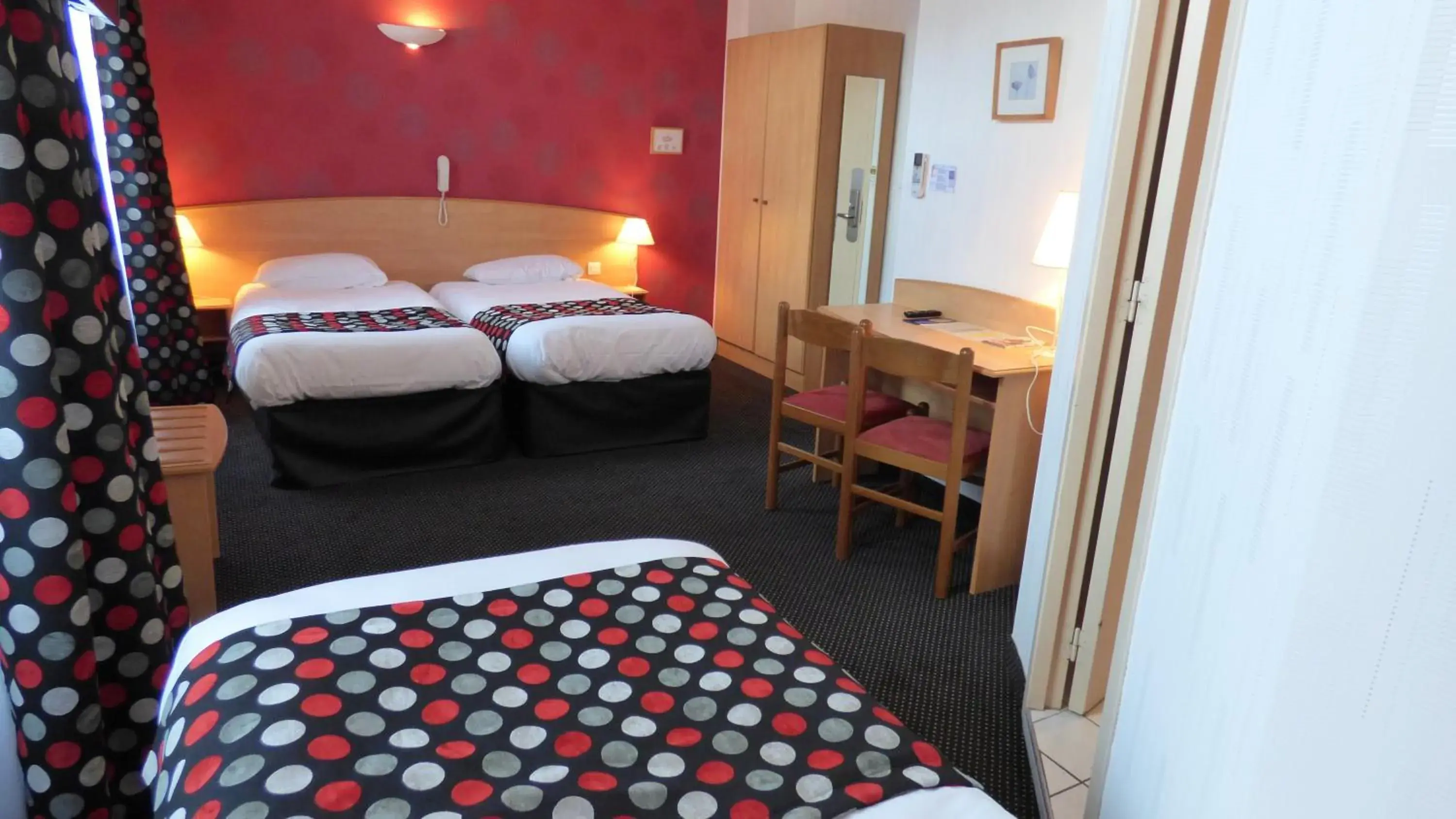 Triple Room in Cit'Hotel de La Vallée Triple Room in Cit'Hotel de La Vallée