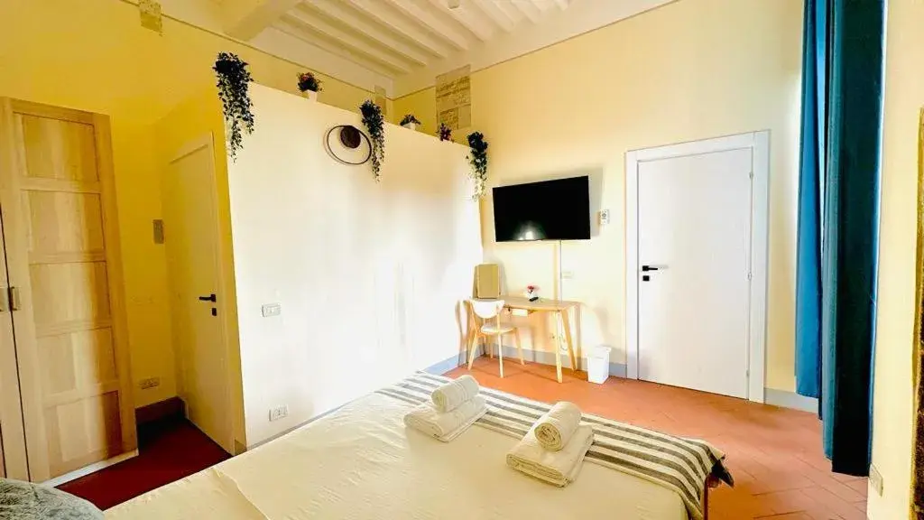 King Room with Lake View - single occupancy in B&B -Di Piazza Cairoli King Room with Lake View - single occupancy in B&B -Di Piazza Cairoli