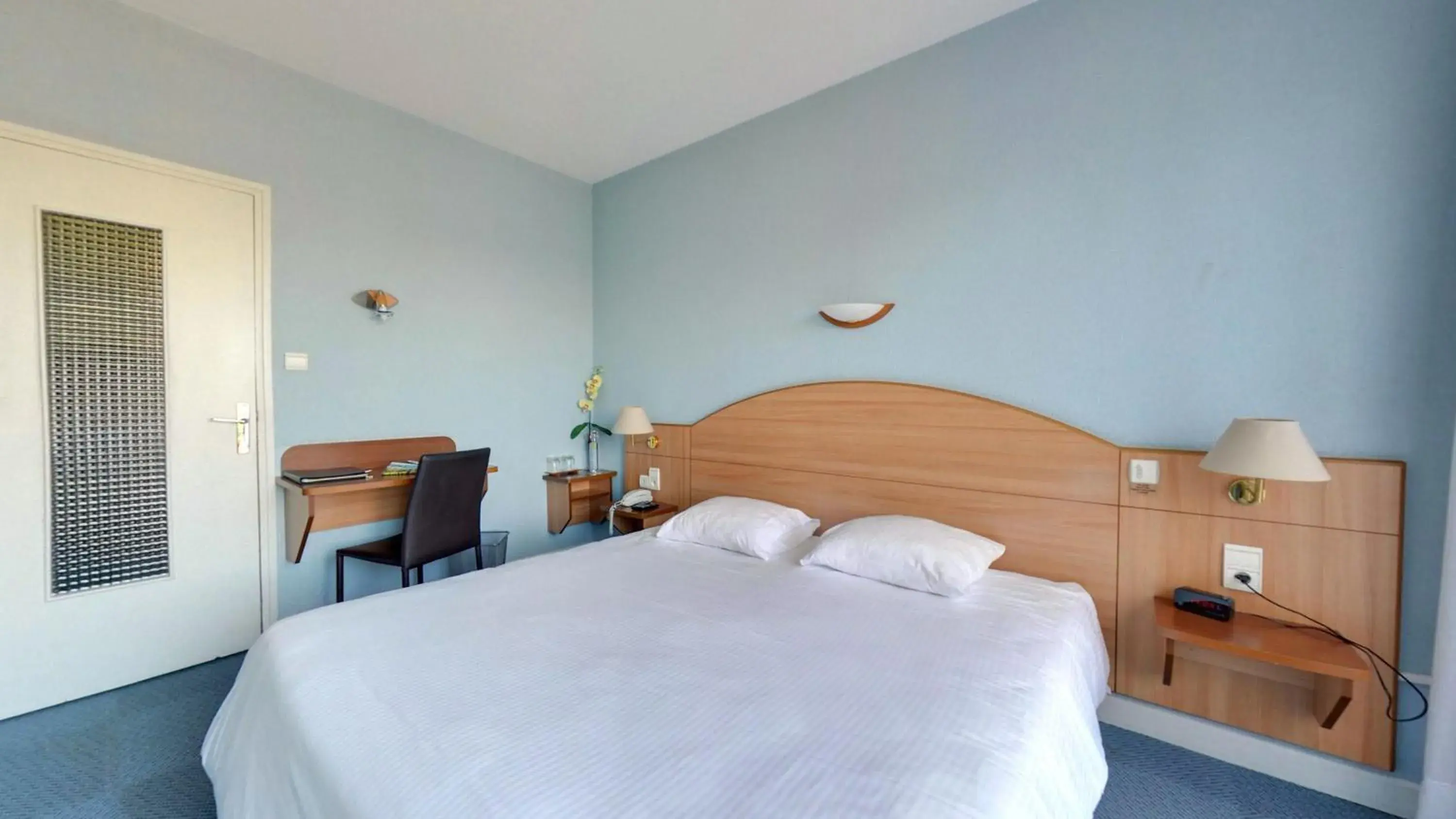 Superior Double/Twin Room in Logis Hotel Maison Carrée Restaurant O Carré dArt Superior Double/Twin Room in Logis Hotel Maison Carrée Restaurant O Carré dArt