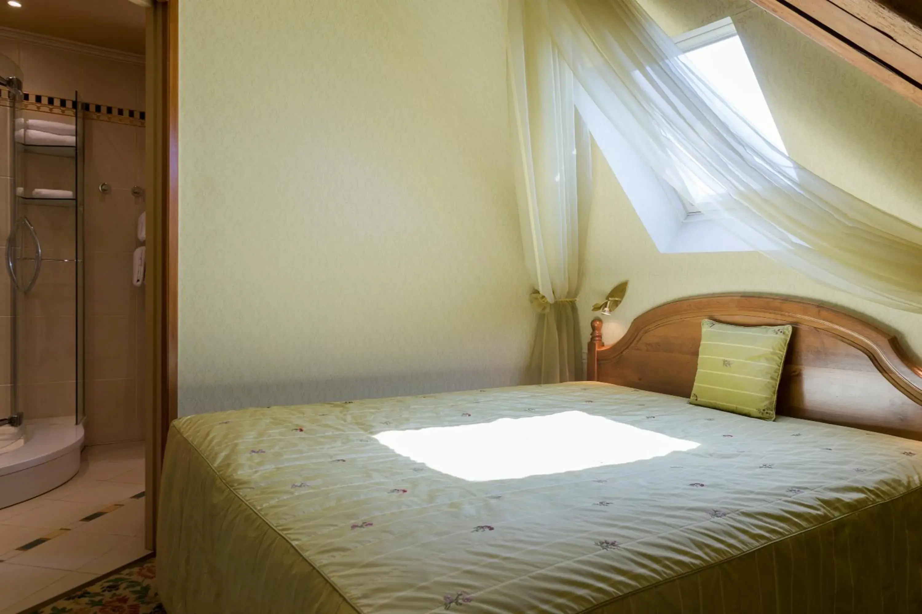 Queen Room with Hydro Massage Shower in LOGIS - Belle Hôtel, Lille-Ouest Queen Room with Hydro Massage Shower in LOGIS - Belle Hôtel, Lille-Ouest