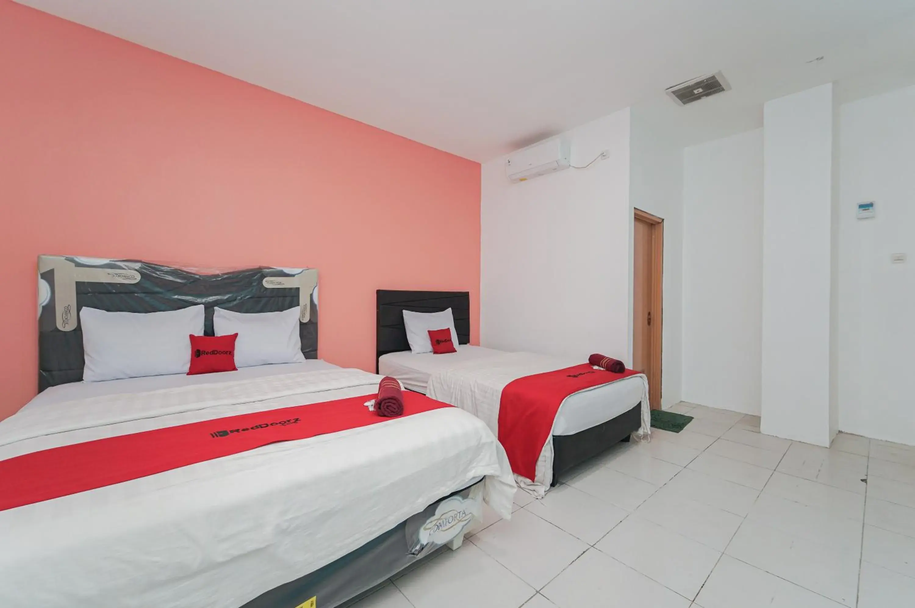 Family Room in RedDoorz near Universitas YARSI Family Room in RedDoorz near Universitas YARSI