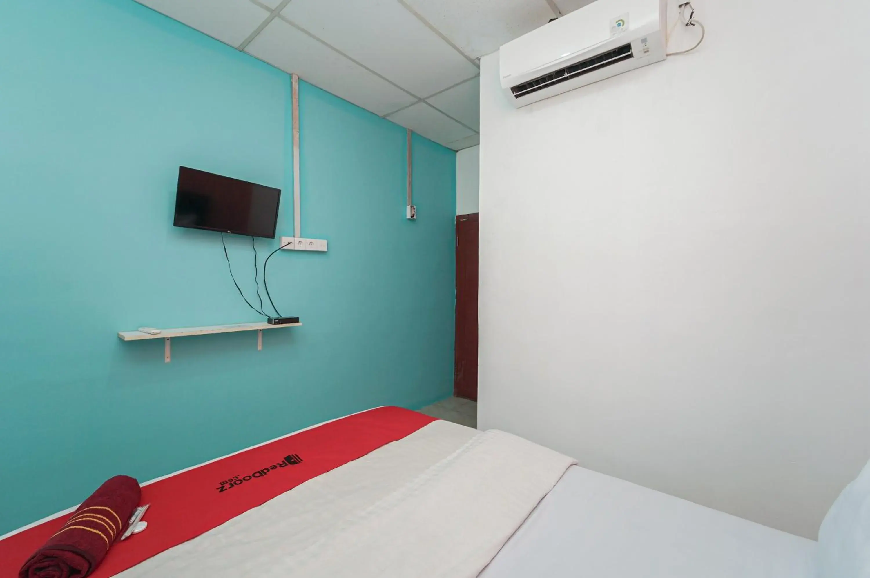 Standard Double Room in RedDoorz near Universitas YARSI Standard Double Room in RedDoorz near Universitas YARSI