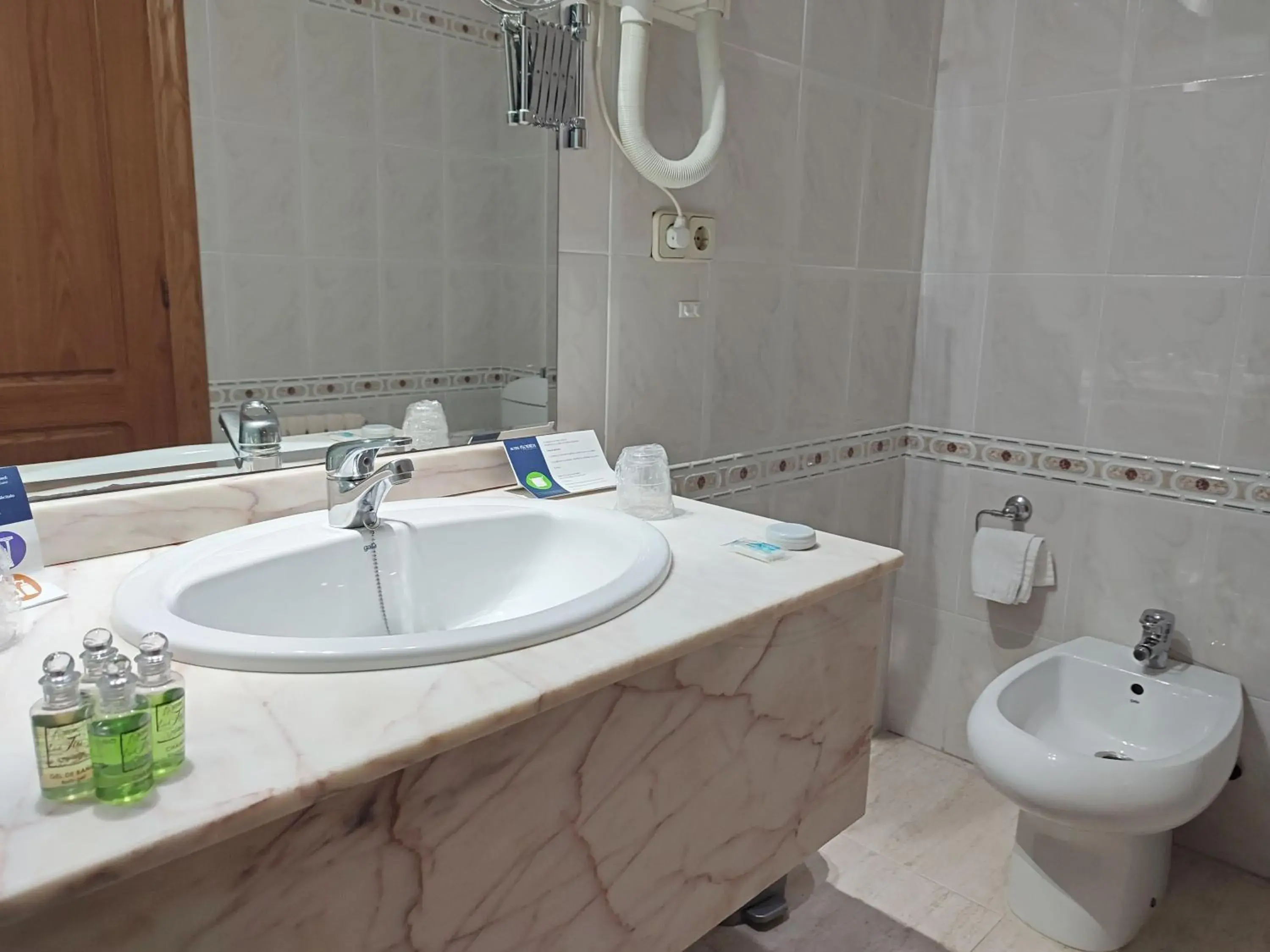 Single Room in Hotel Florida Single Room in Hotel Florida