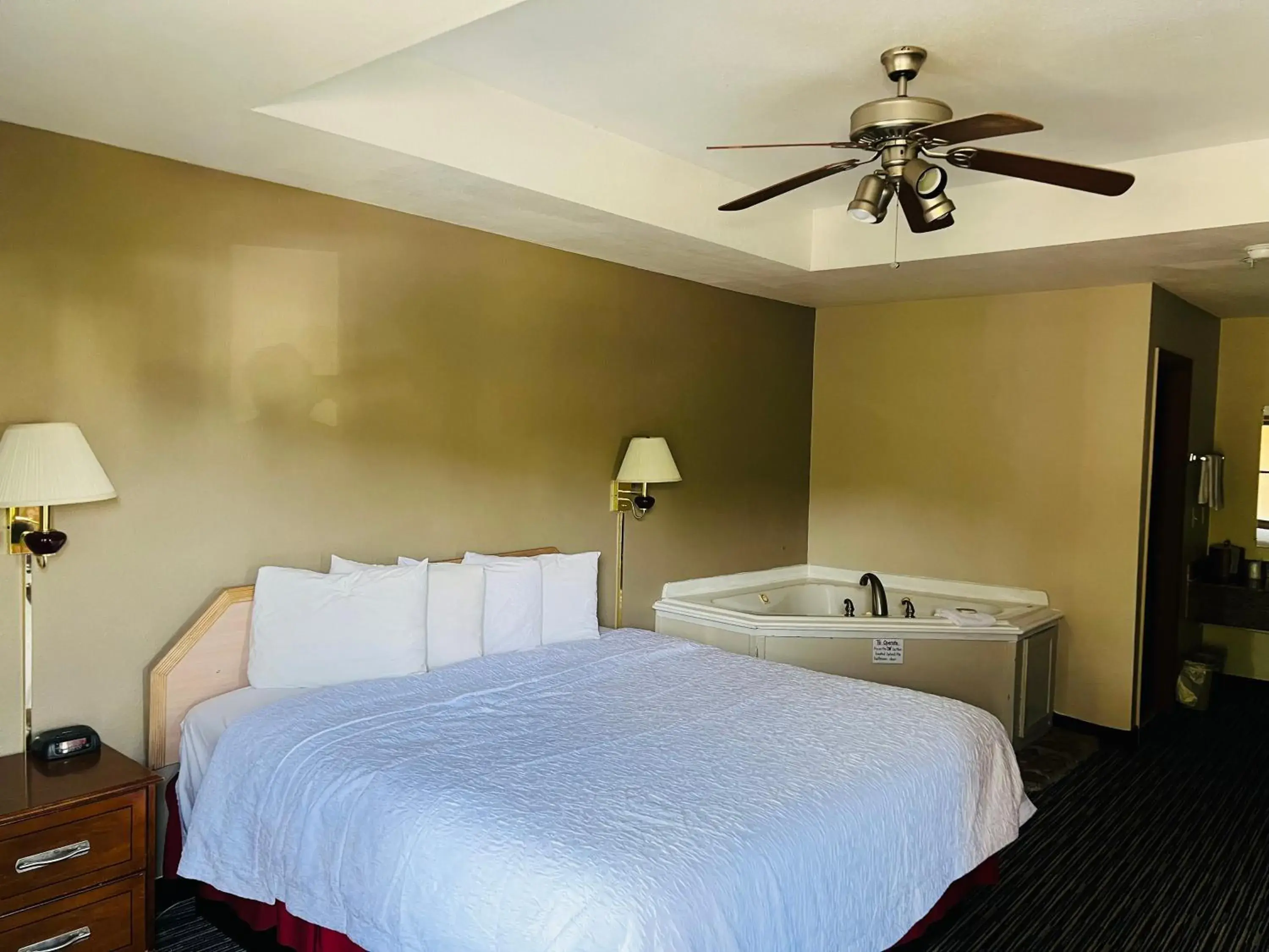 Deluxe King Room in Alpine Valley Inn Deluxe King Room in Alpine Valley Inn