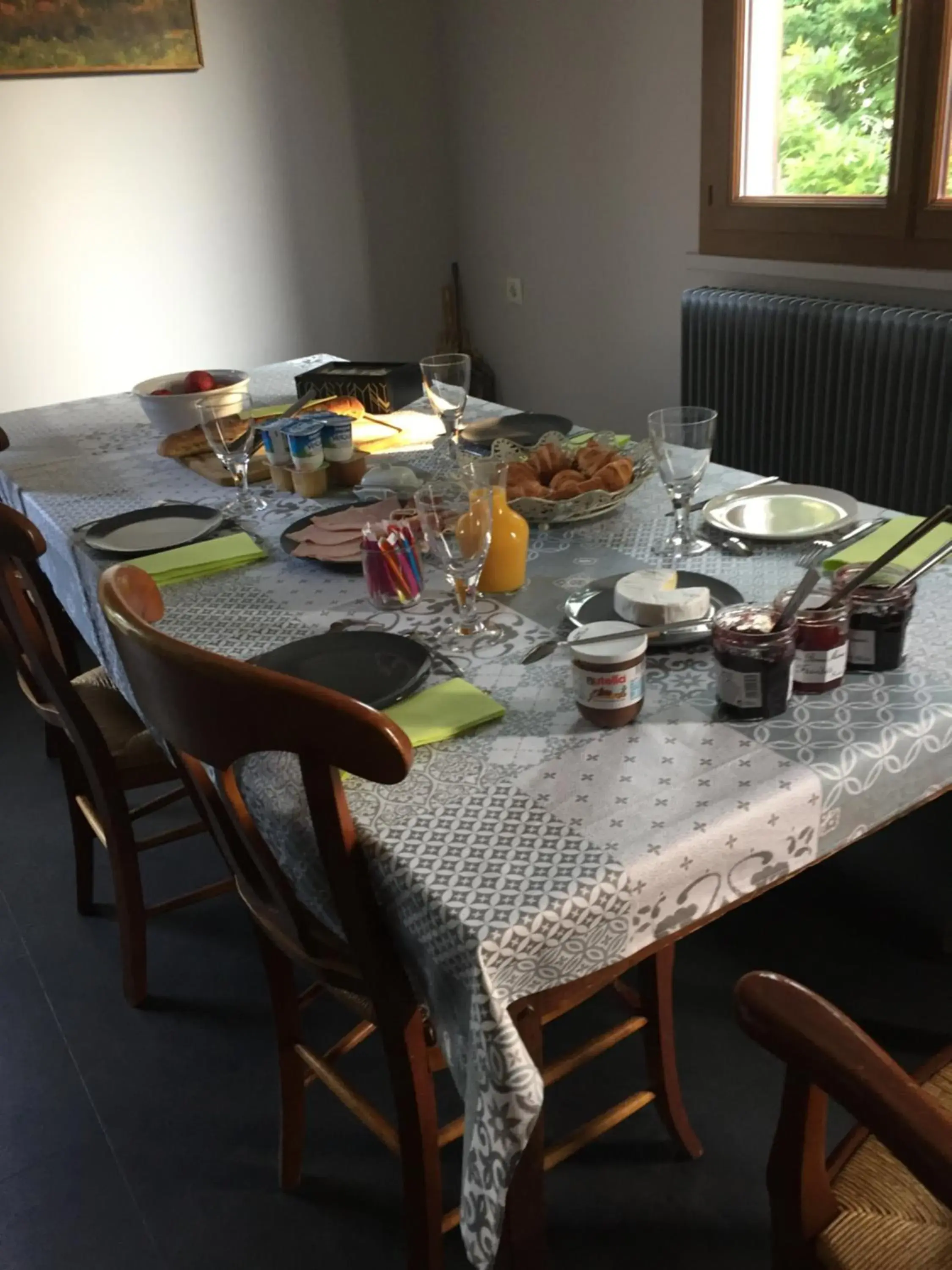 Sous la tour Sous la tour