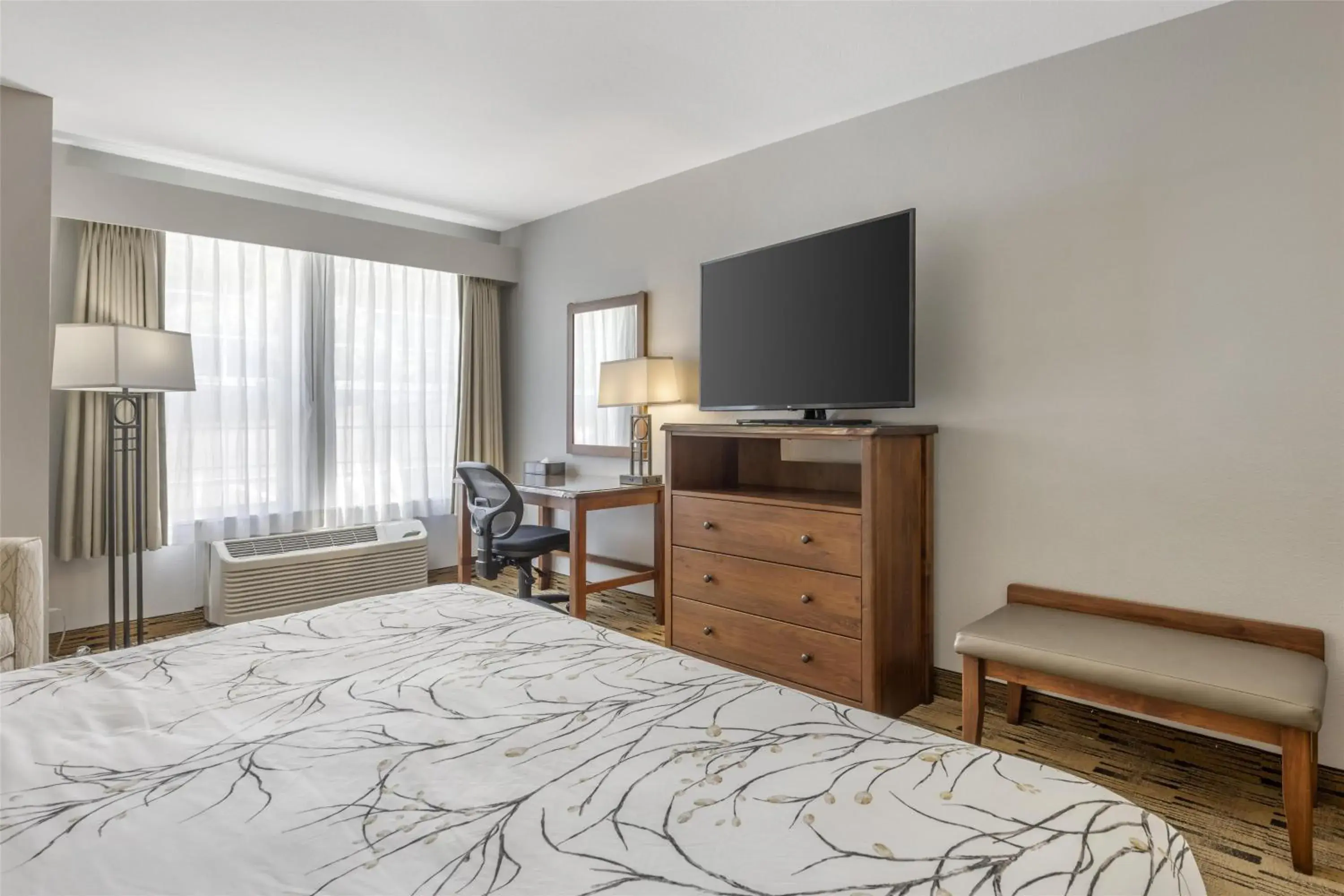 King Room with Roll in Shower - Mobility Accessible/Non-Smoking in Best Western Plus Columbia River Inn King Room with Roll in Shower - Mobility Accessible/Non-Smoking in Best Western Plus Columbia River Inn