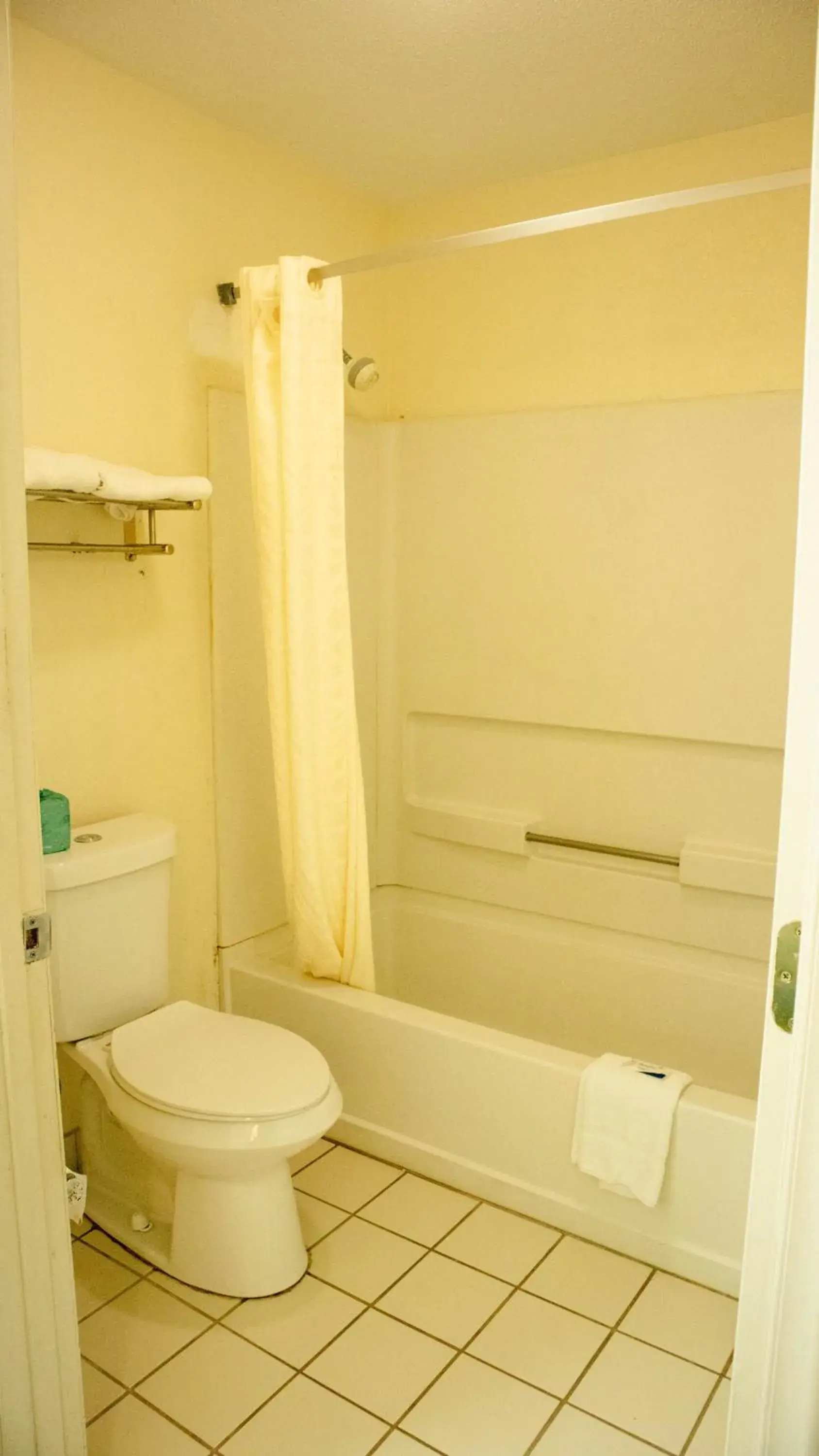 Deluxe Queen Room in Executive Inn Yanceyville Deluxe Queen Room in Executive Inn Yanceyville