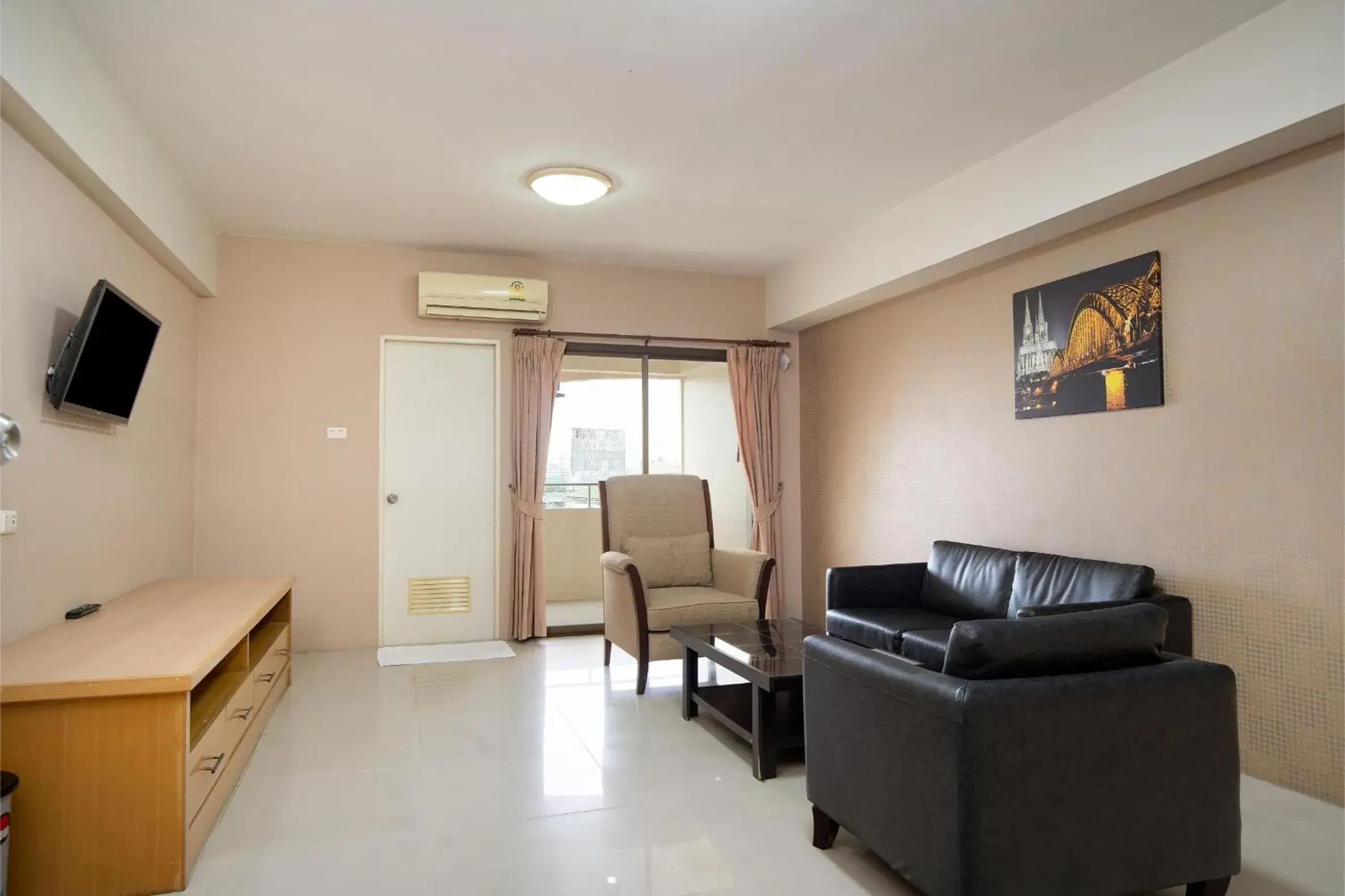 One-Bedroom Suite in P-Park Hotel Bangkok One-Bedroom Suite in P-Park Hotel Bangkok