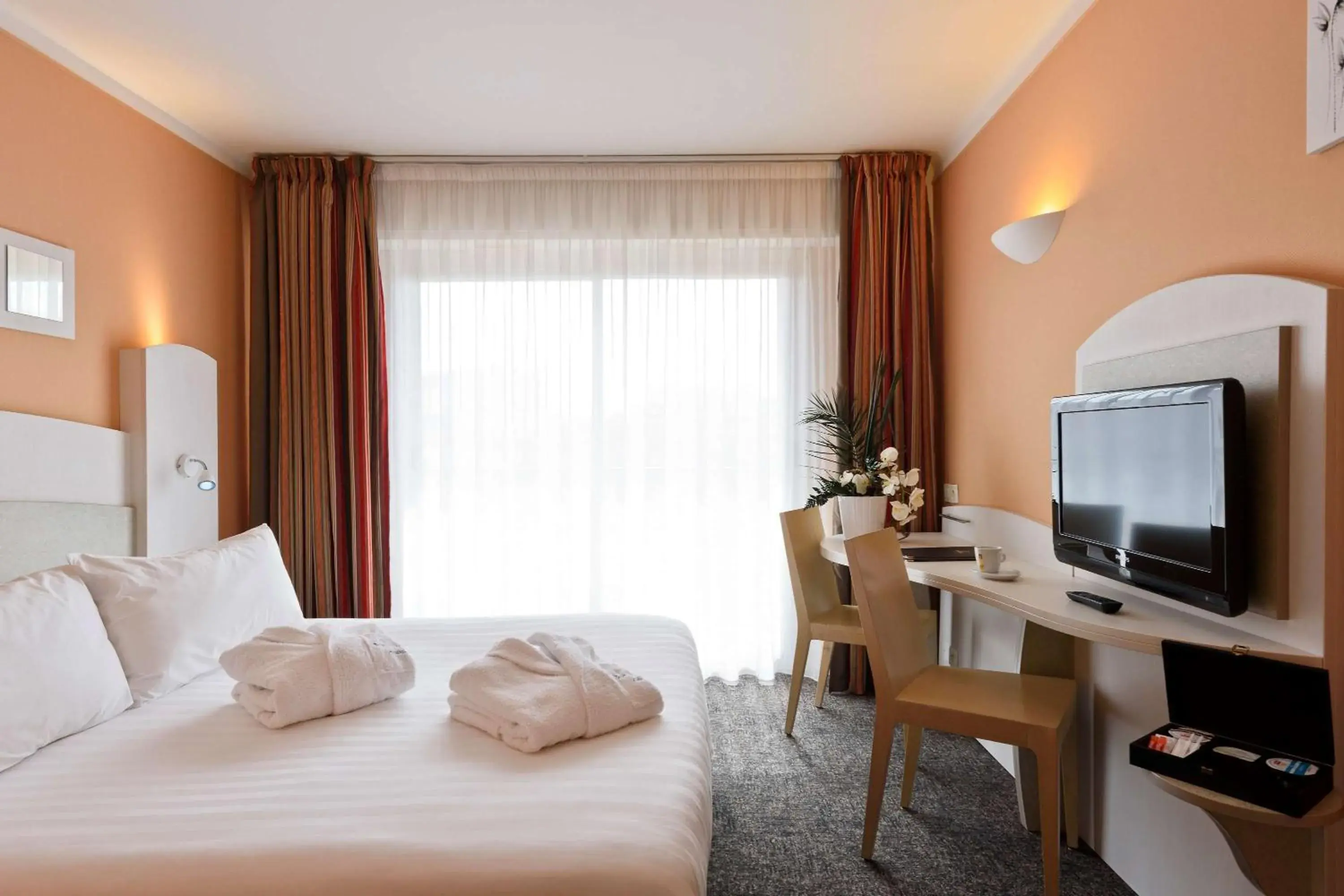 Superior Queen Room with Balcony in Best Western Astoria Superior Queen Room with Balcony in Best Western Astoria