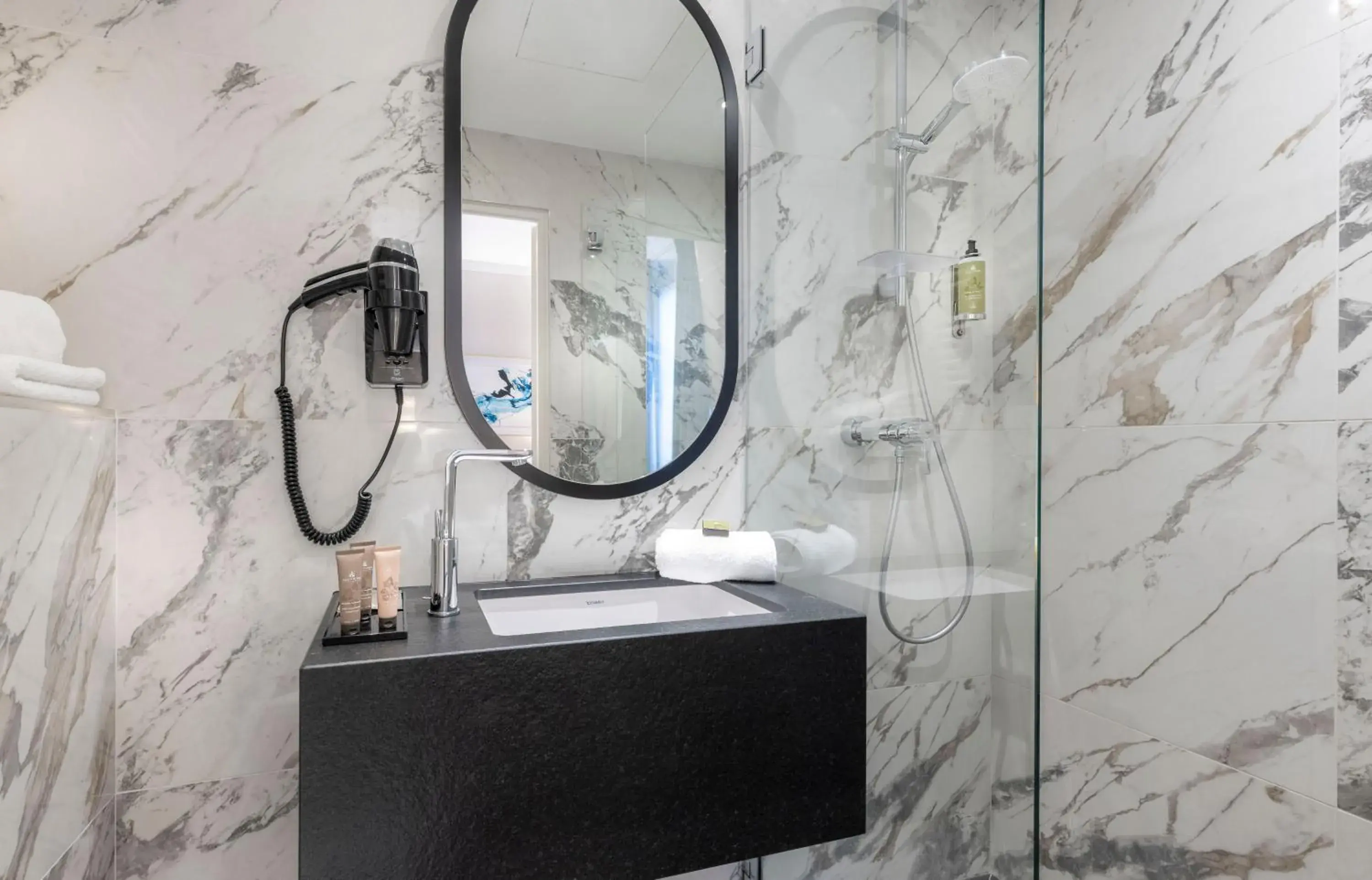 Classic Double Room in Hôtel Du Bois Champs-Elysées Classic Double Room in Hôtel Du Bois Champs-Elysées