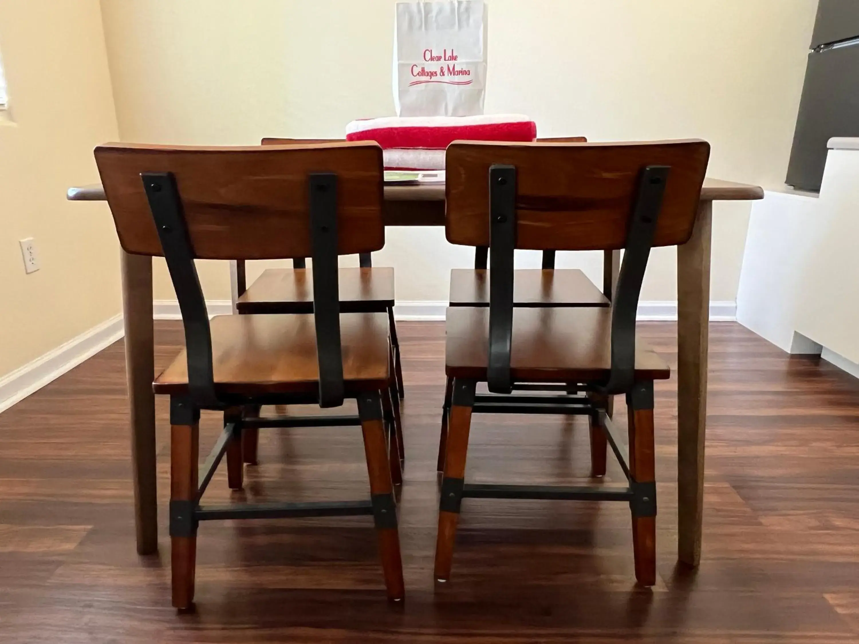 Queen Studio - Disability Access in Clear Lake Cottages & Marina Queen Studio - Disability Access in Clear Lake Cottages & Marina