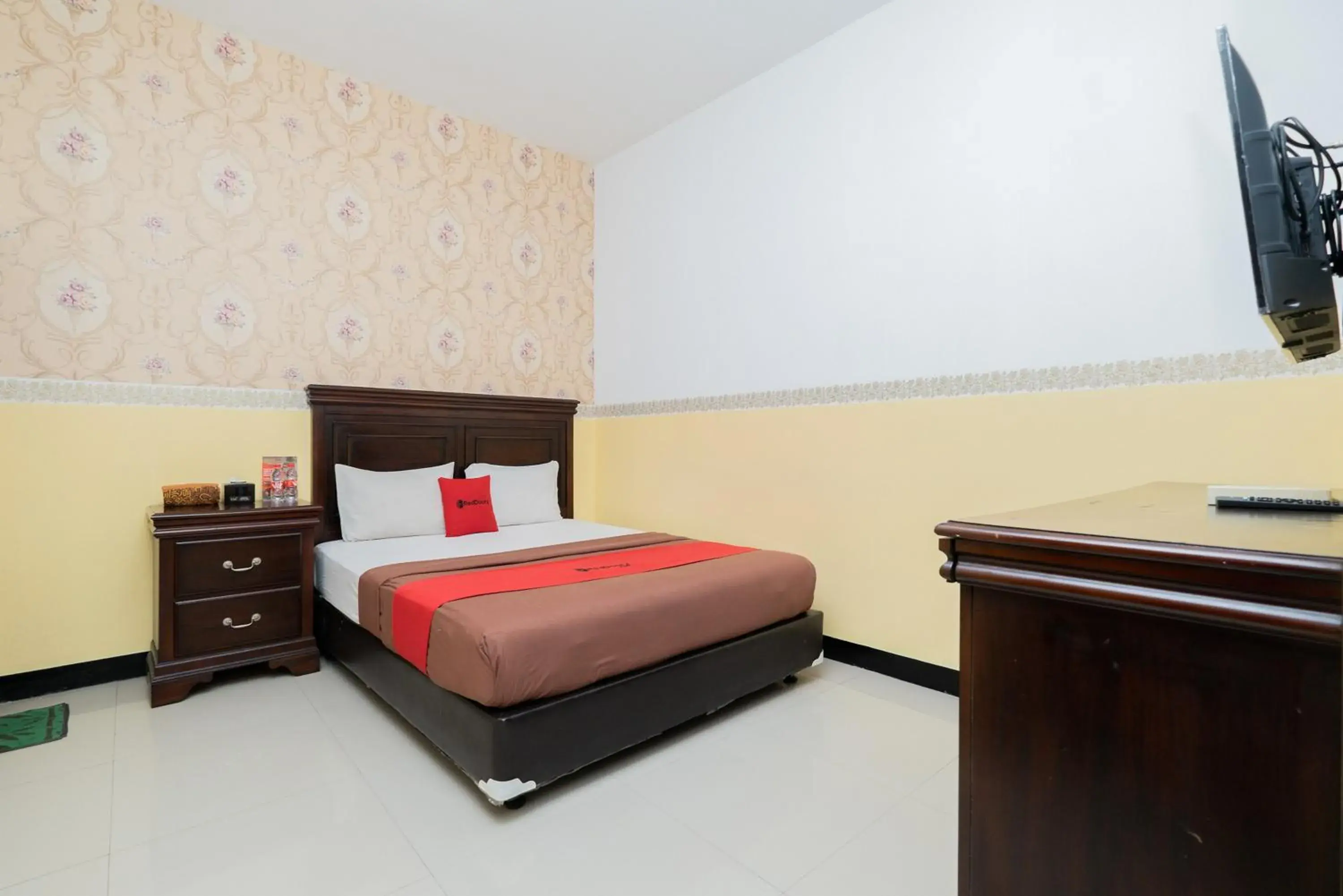 Double Room in RedDoorz near Taman Krida Budaya Malang Double Room in RedDoorz near Taman Krida Budaya Malang