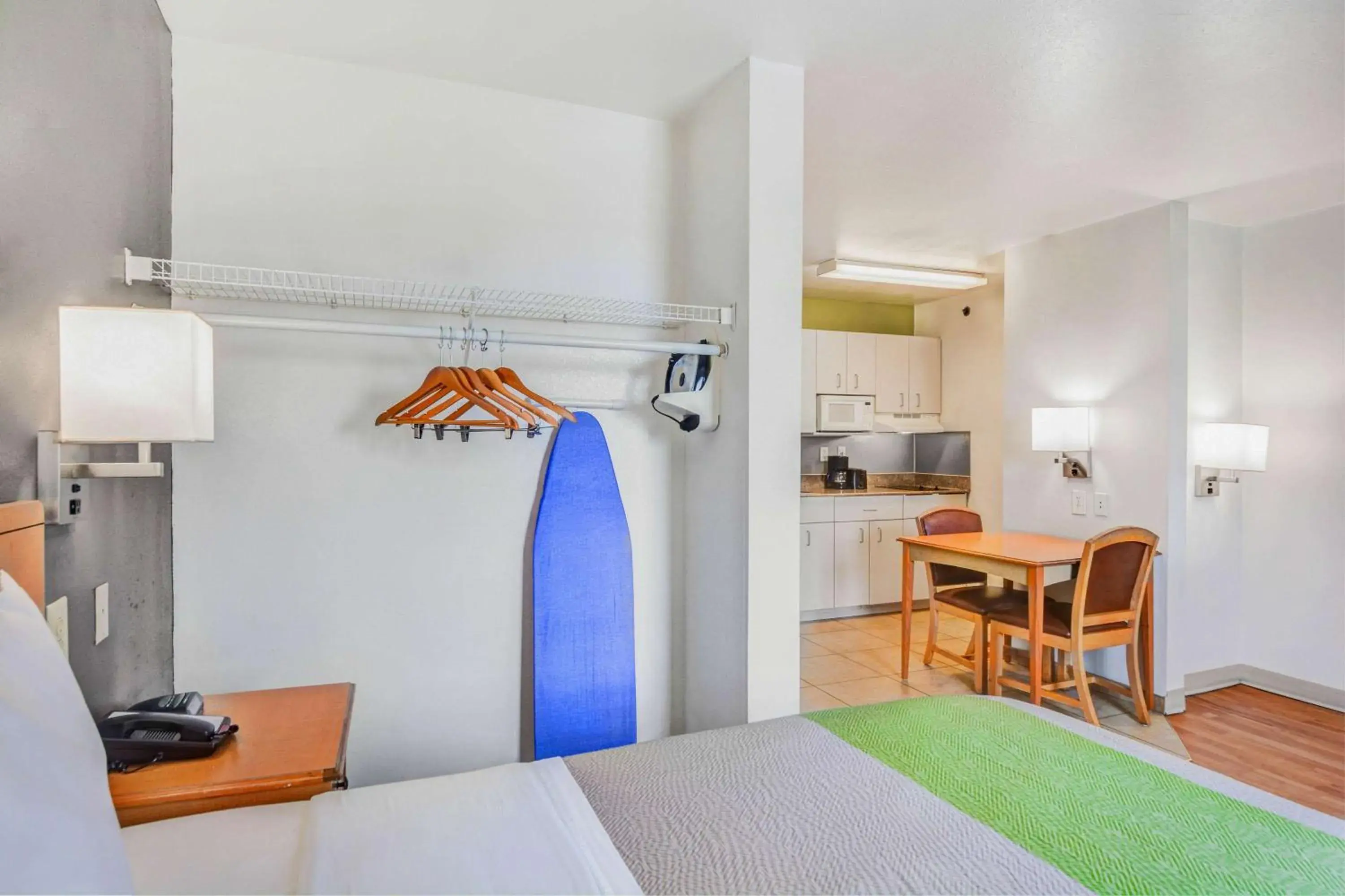 Queen Room - Disability Access - Non-Smoking in Studio 6-Opelika, AL - Auburn Al Queen Room - Disability Access - Non-Smoking in Studio 6-Opelika, AL - Auburn Al