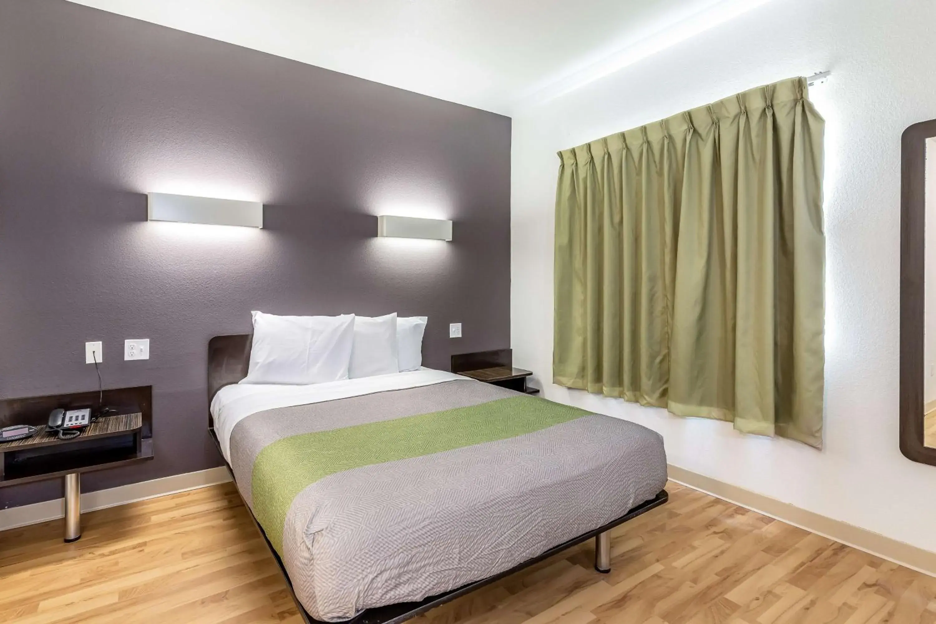 Deluxe Queen Room - Non-Smoking in Studio 6-Orange, TX Deluxe Queen Room - Non-Smoking in Studio 6-Orange, TX