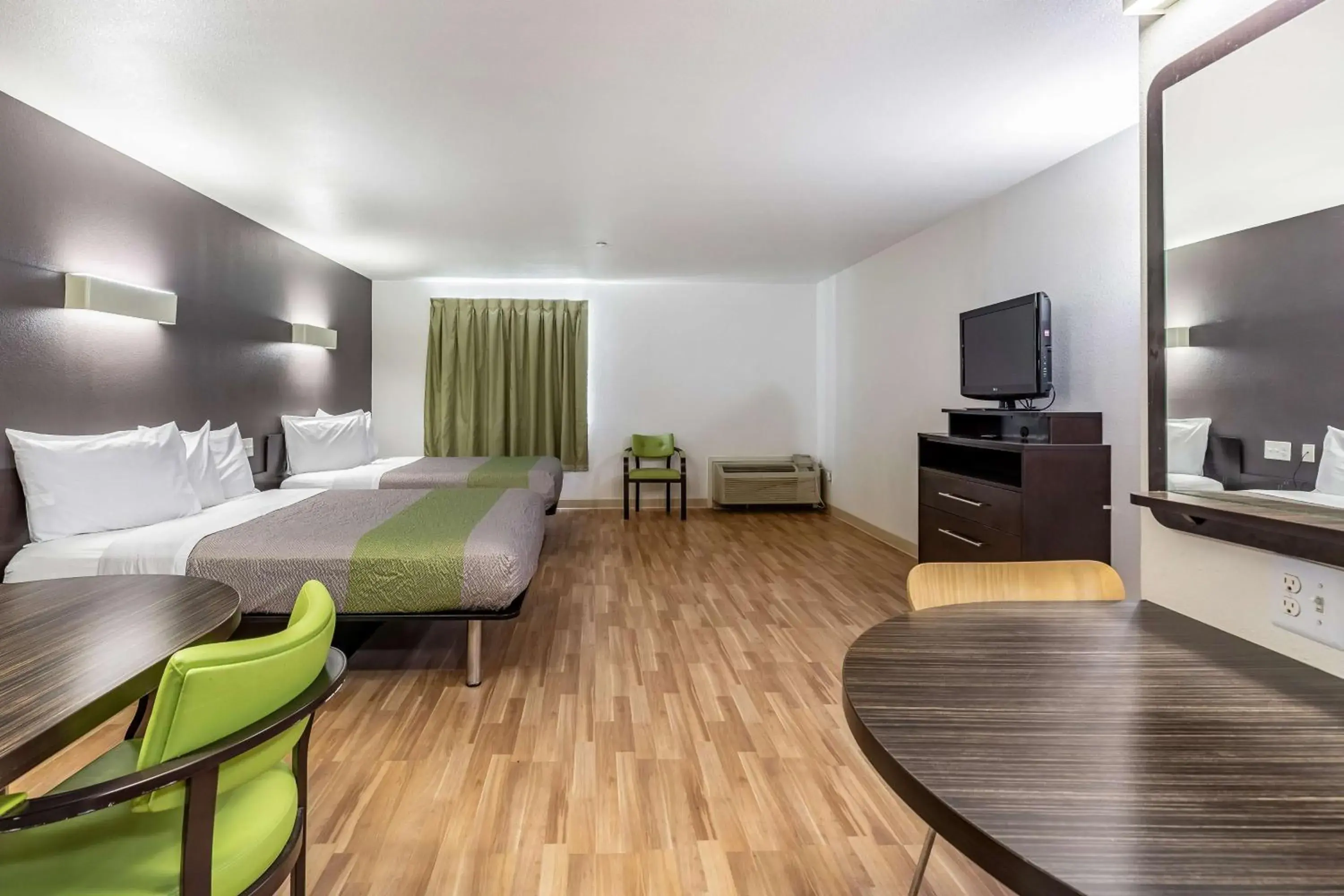 Deluxe Quadruple Room - Non-Smoking in Studio 6-Orange, TX Deluxe Quadruple Room - Non-Smoking in Studio 6-Orange, TX