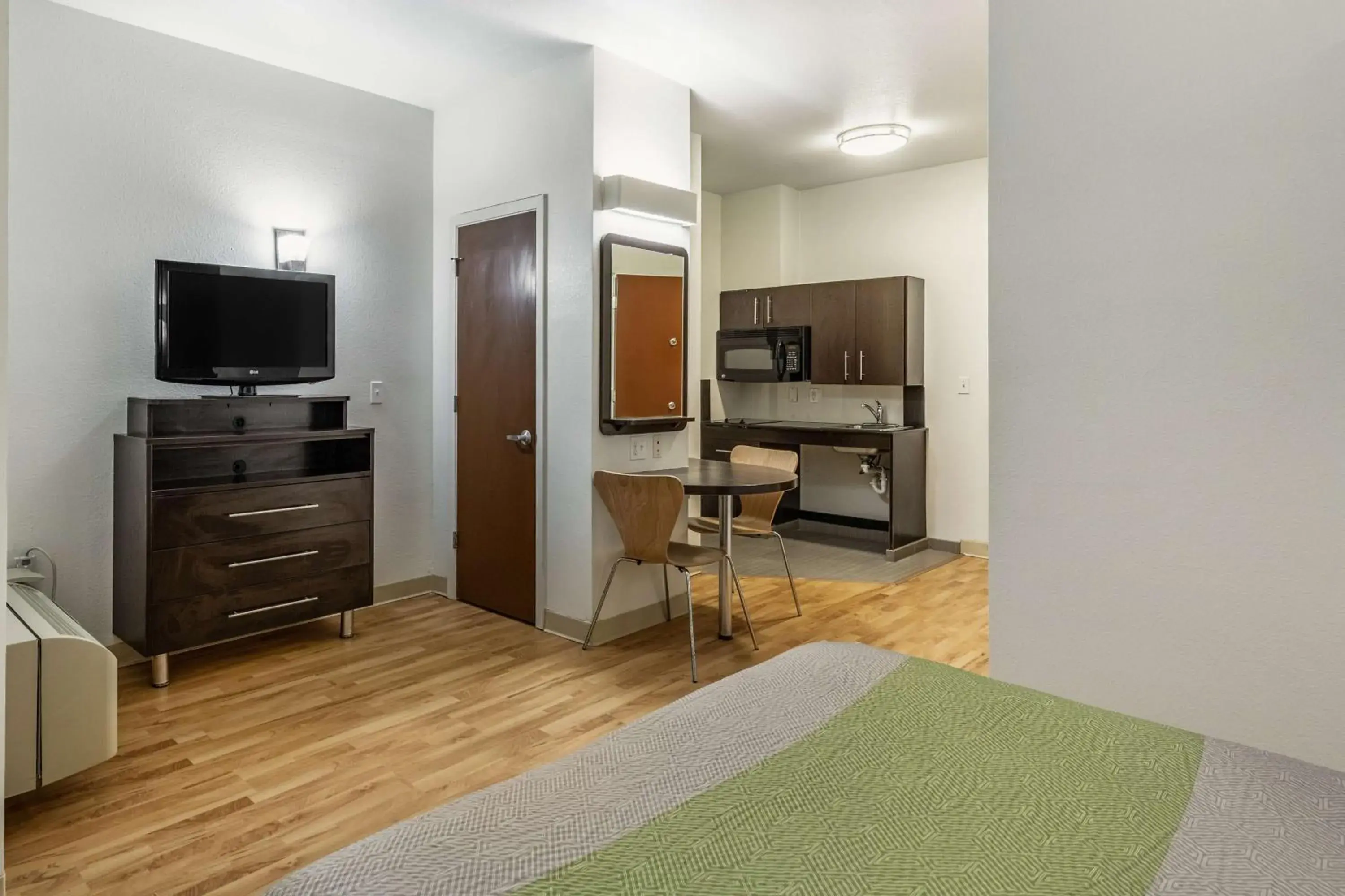 Standard Suite - Non-Smoking in Studio 6-Orange, TX Standard Suite - Non-Smoking in Studio 6-Orange, TX