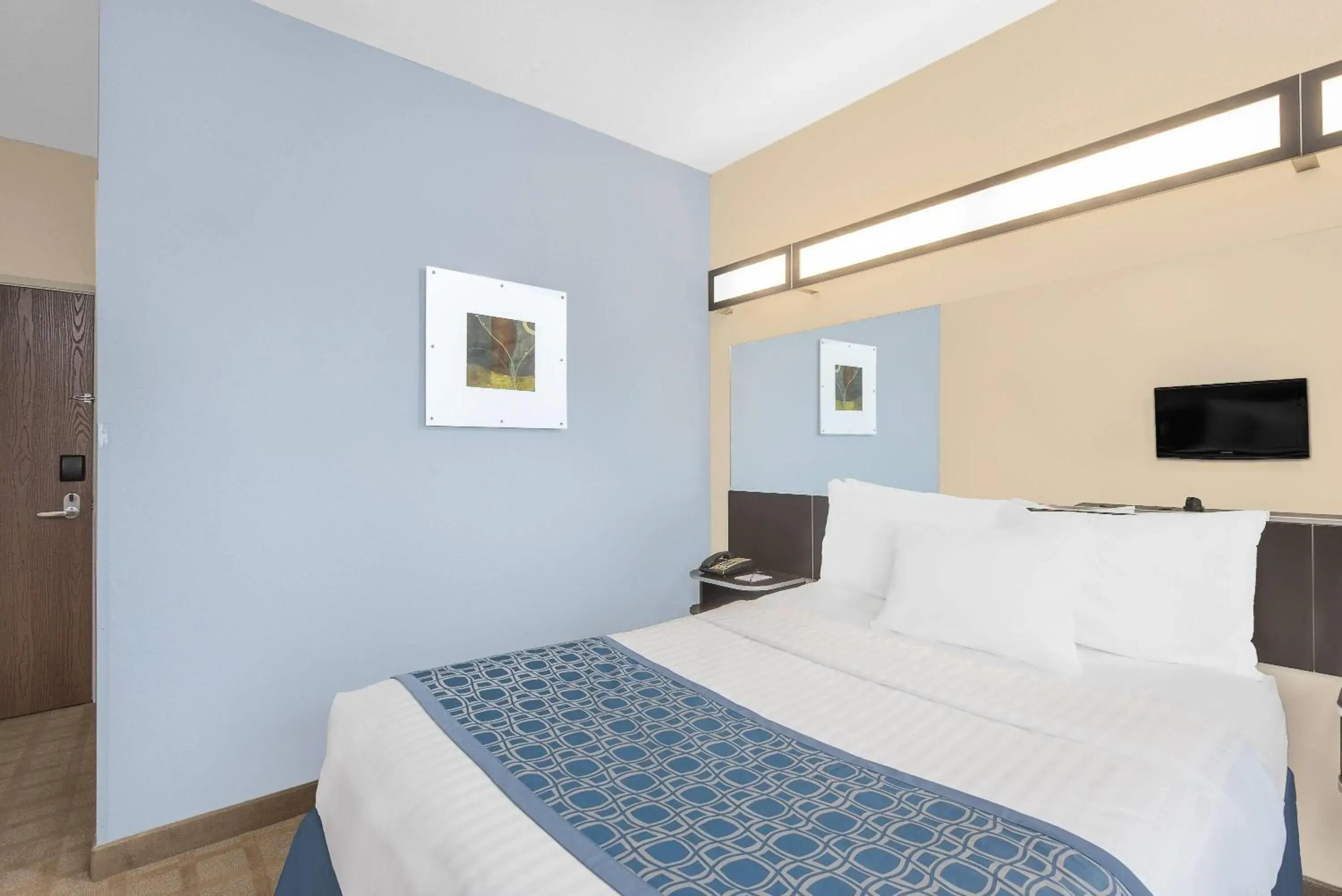 Queen Room with Bath Tub - Mobility Accessible/Non-Smoking in Microtel Inn & Suites by Wyndham Waynesburg Queen Room with Bath Tub - Mobility Accessible/Non-Smoking in Microtel Inn & Suites by Wyndham Waynesburg