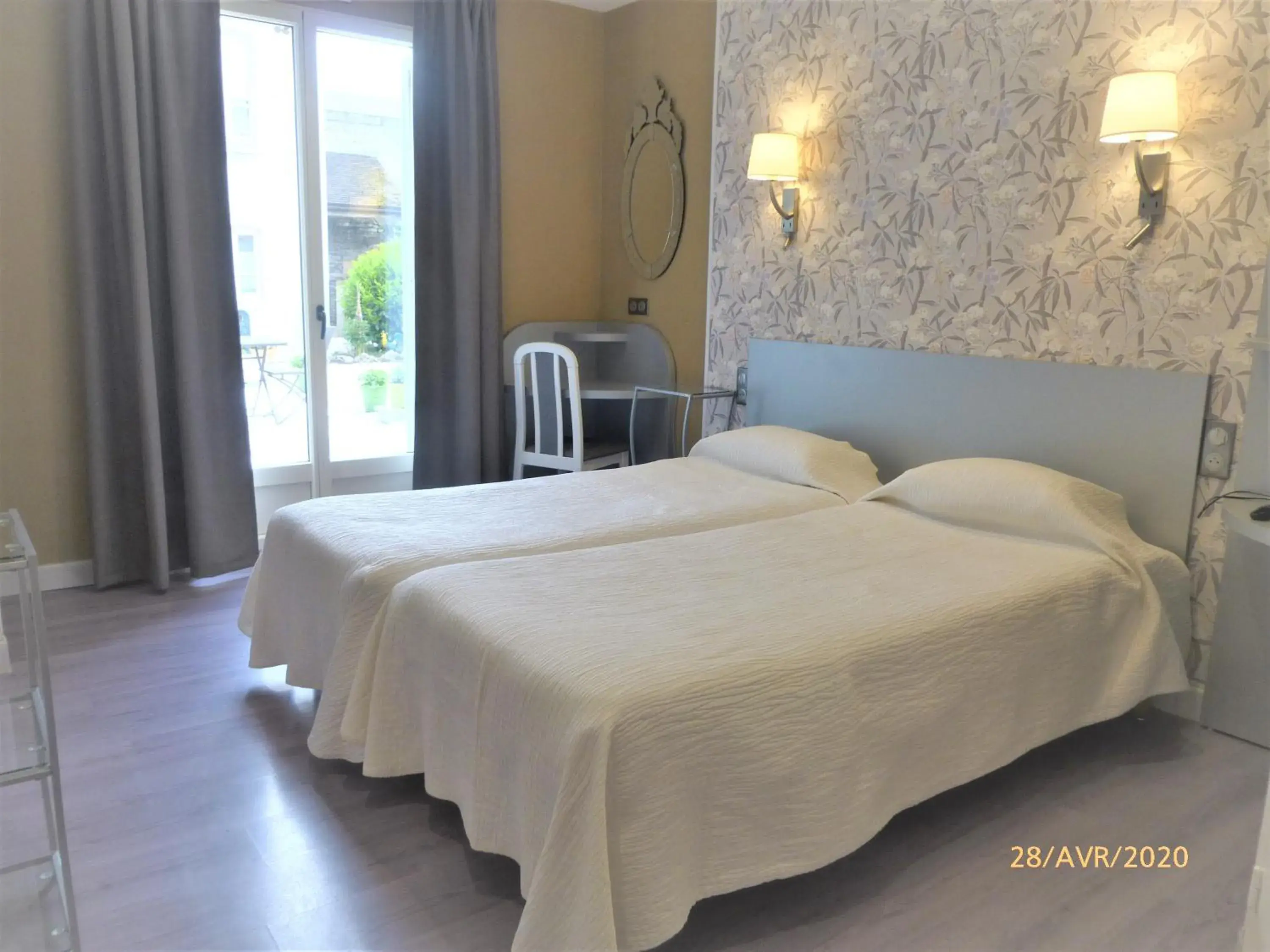 Twin Room in Beaune Hôtel Twin Room in Beaune Hôtel