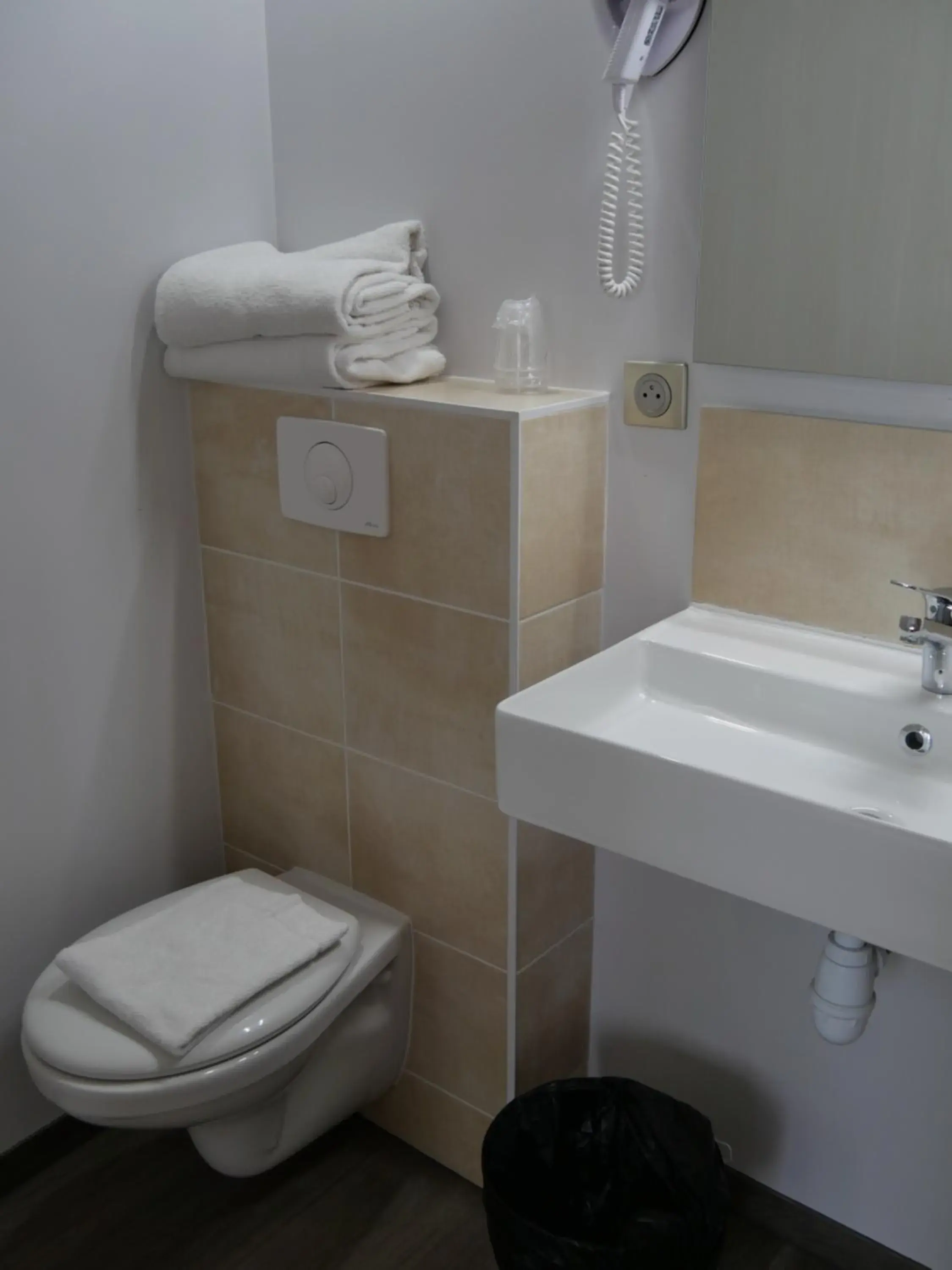 Family Room in Cit'Hotel Escatel Family Room in Cit'Hotel Escatel