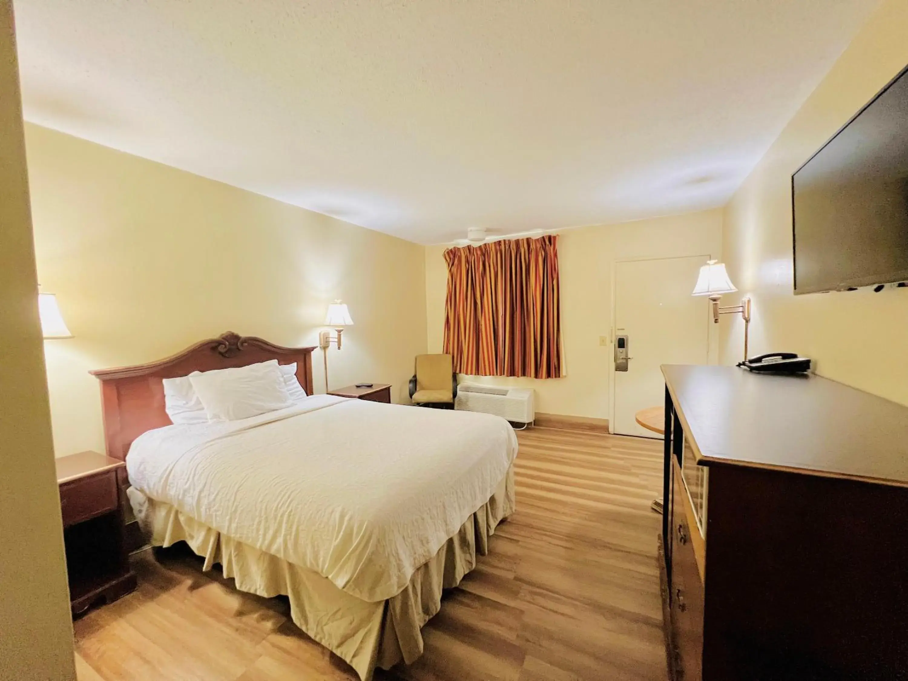 Queen Room - Non-Smoking in Knights Inn Point South Yemassee Queen Room - Non-Smoking in Knights Inn Point South Yemassee