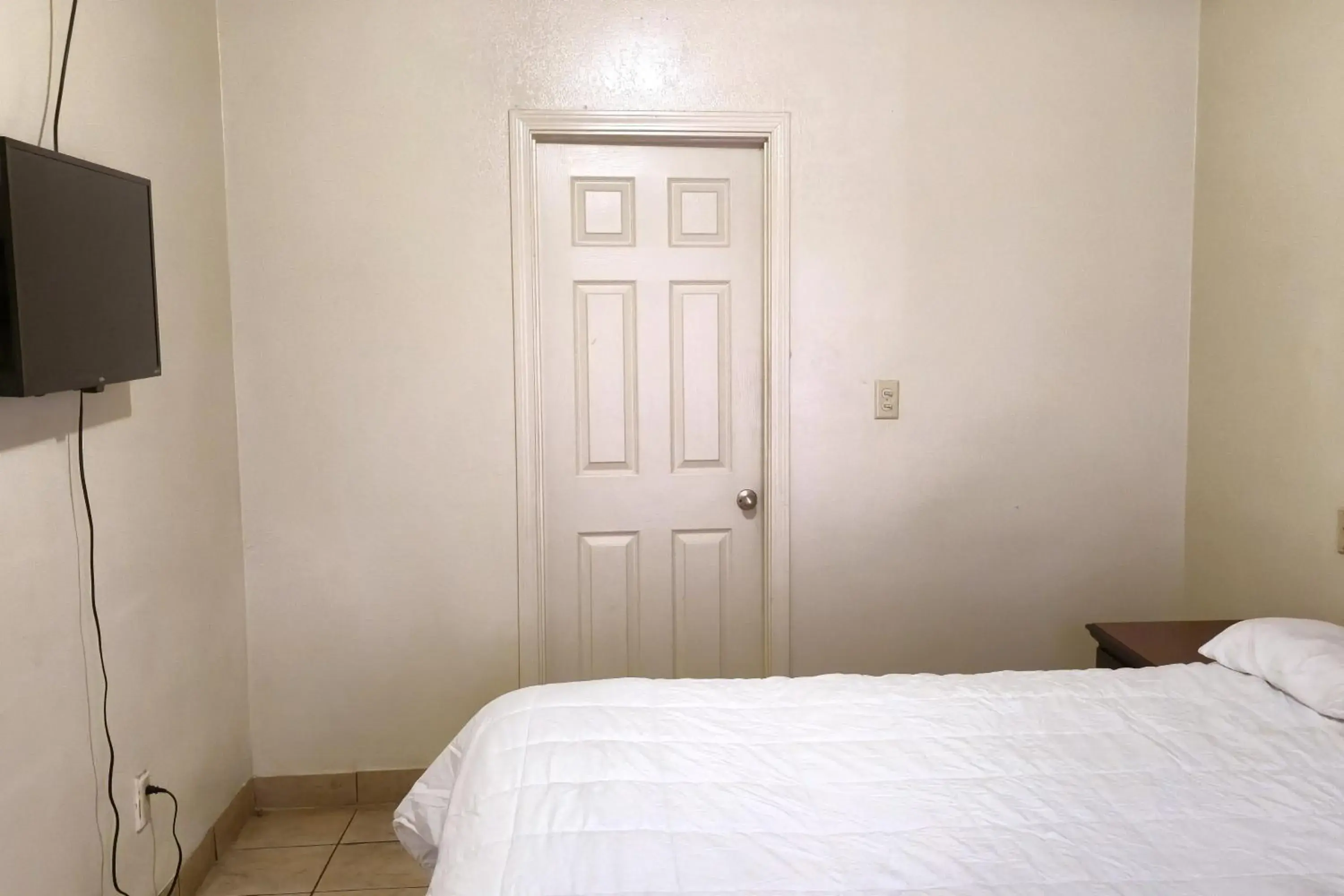 Queen Bed Non-Smoking in Cole Manor Motel By OYO Love Field Market Center Queen Bed Non-Smoking in Cole Manor Motel By OYO Love Field Market Center