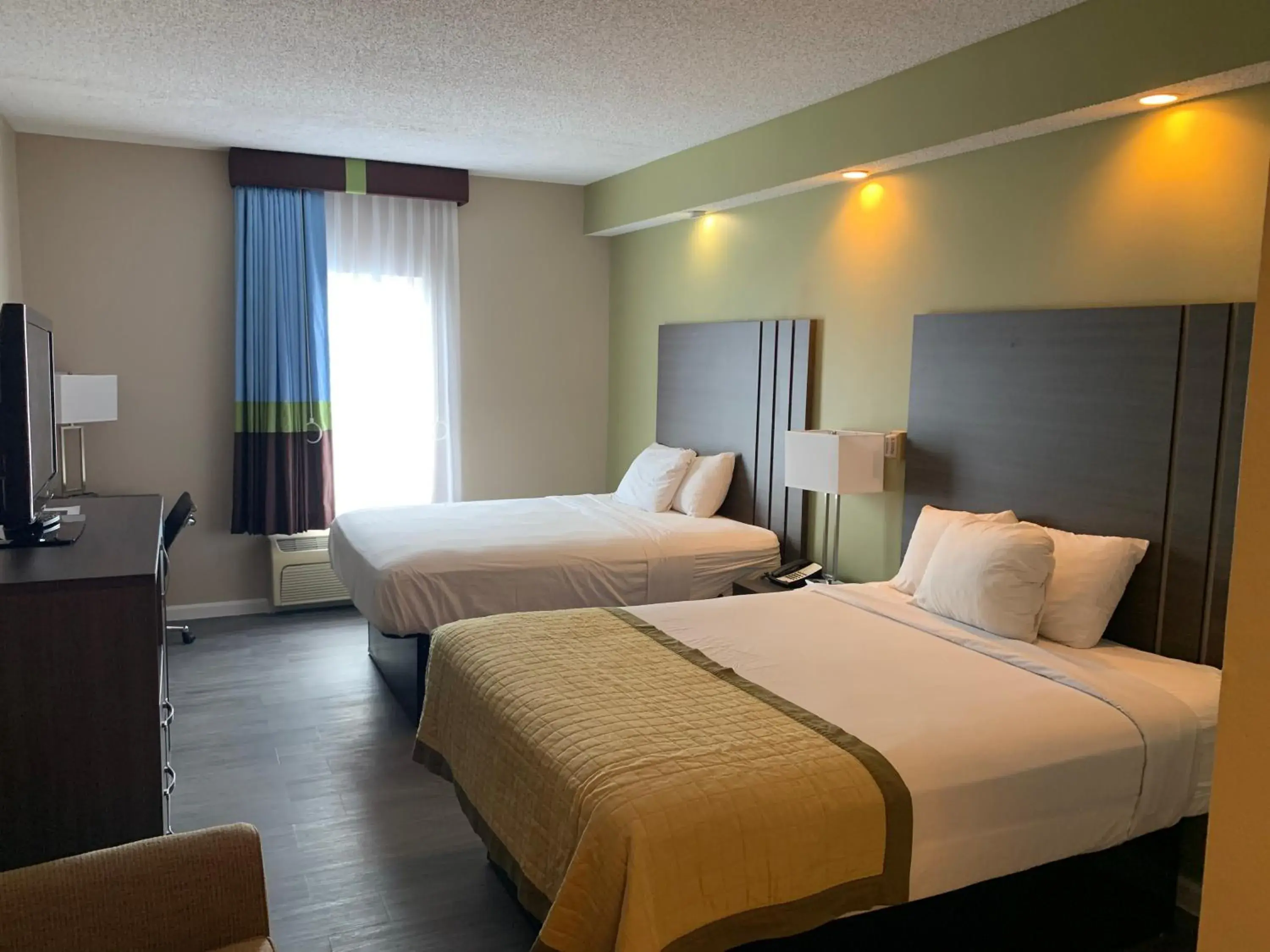 Queen Room with Two Queen Beds - Non-Smoking in Ormond Beach Inn Queen Room with Two Queen Beds - Non-Smoking in Ormond Beach Inn