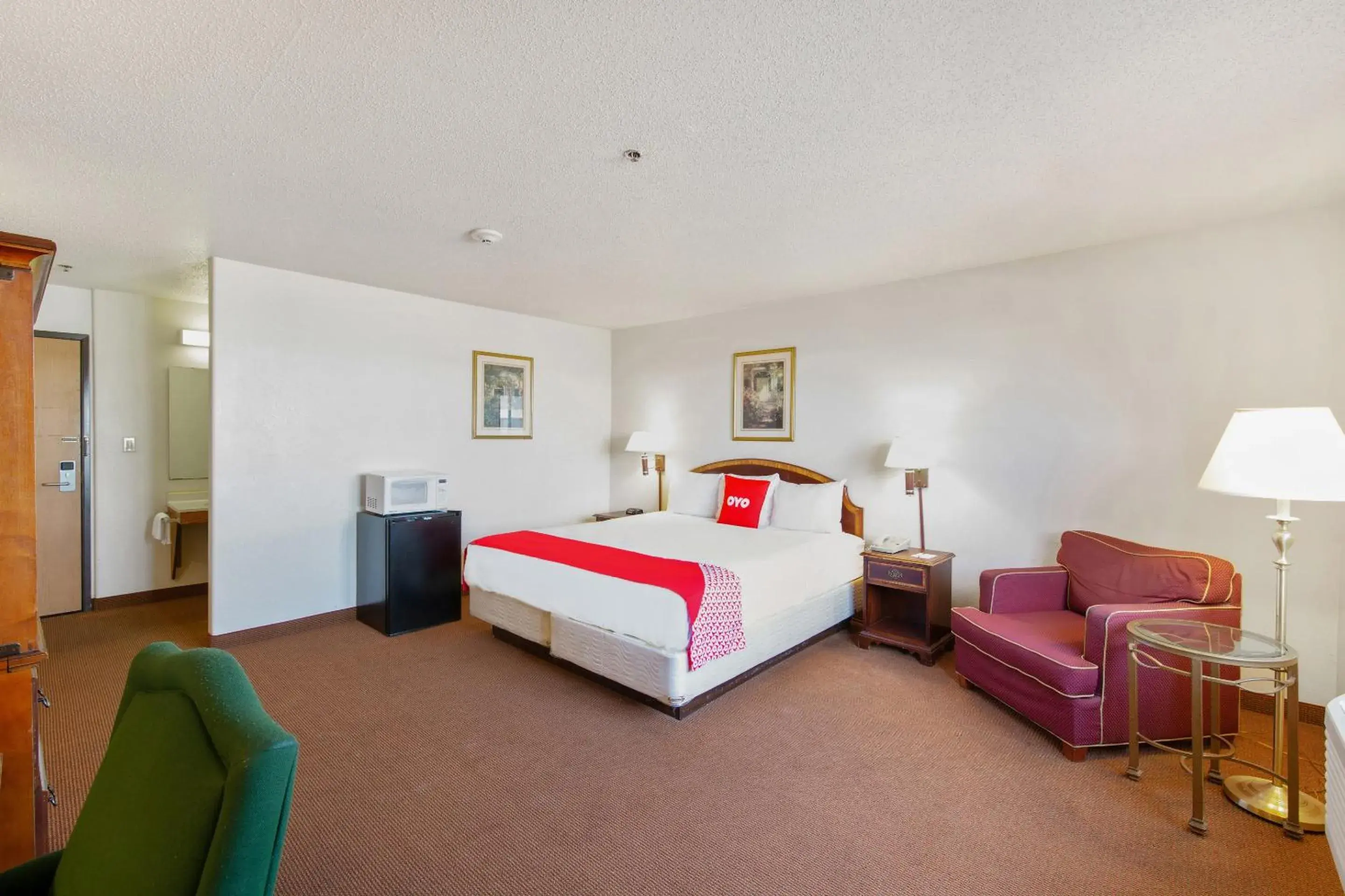 Premium King Bed in OYO Hotel Portage I-94 Premium King Bed in OYO Hotel Portage I-94