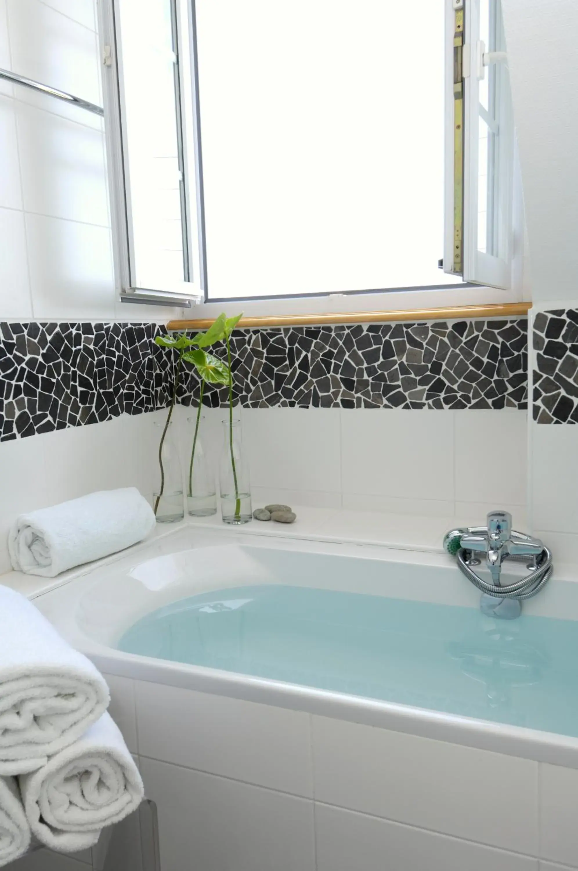 Junior Suite with Sea View in Hôtel La Baie des Anges, son SPA marin & sa piscine couverte et chauffée Junior Suite with Sea View in Hôtel La Baie des Anges, son SPA marin & sa piscine couverte et chauffée