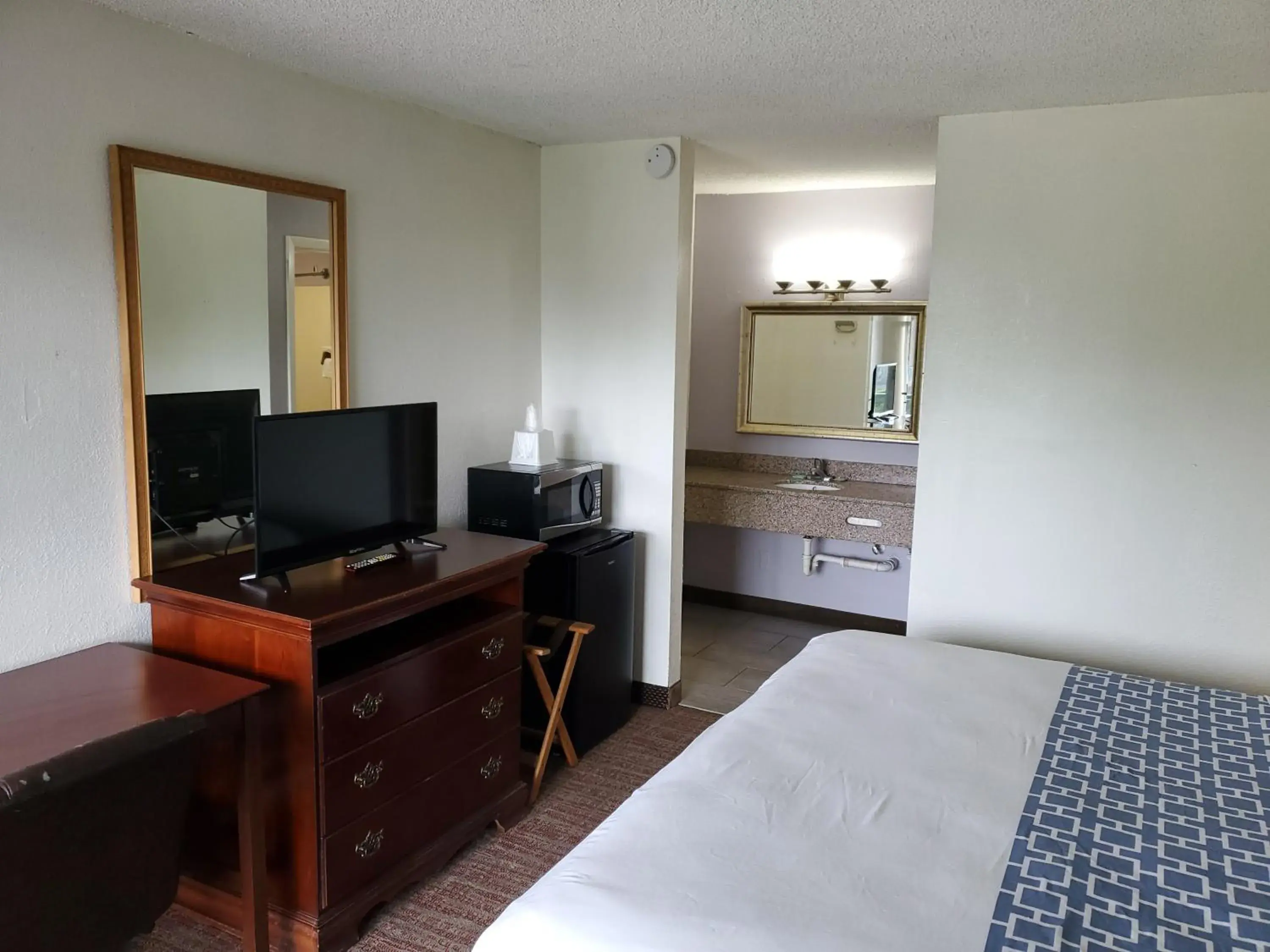 Deluxe King Room - Non-Smoking in Econo Inn - Ormond Beach Deluxe King Room - Non-Smoking in Econo Inn - Ormond Beach